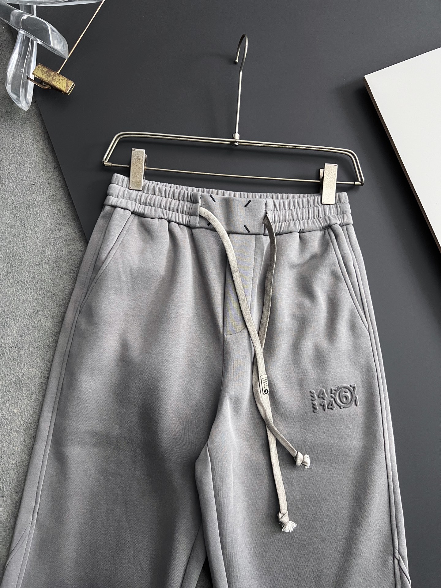 ）Marmai、马吉垃2025Ss爆款休闲裤直筒宽松慵懒风美学的焕新诠释,演绎浓郁的格调型时尚风范,细节