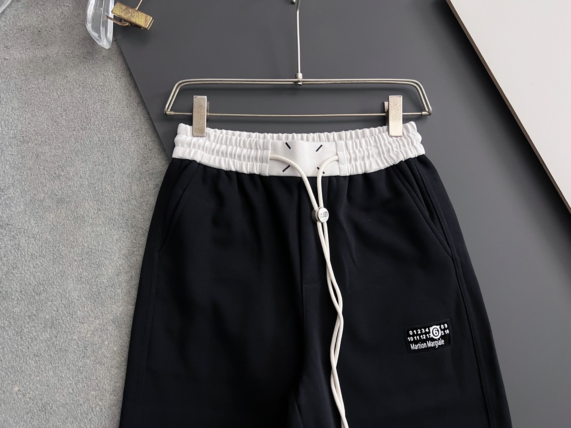 ）Marmai、马吉垃2025Ss爆款休闲裤直筒宽松慵懒风美学的焕新诠释,演绎浓郁的格调型时尚风范,细节