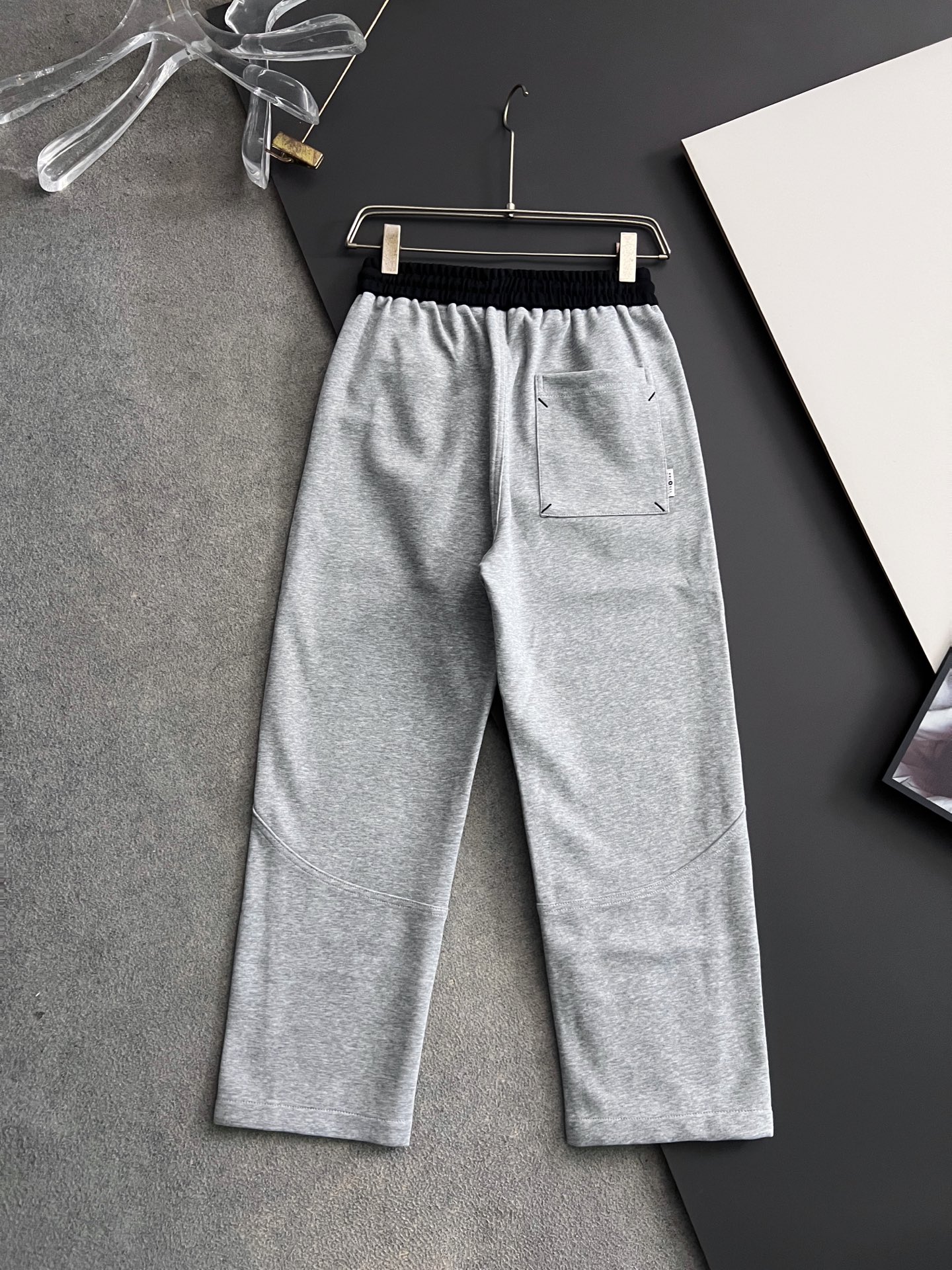 ）Marmai、马吉垃2025Ss爆款休闲裤直筒宽松慵懒风美学的焕新诠释,演绎浓郁的格调型时尚风范,细节