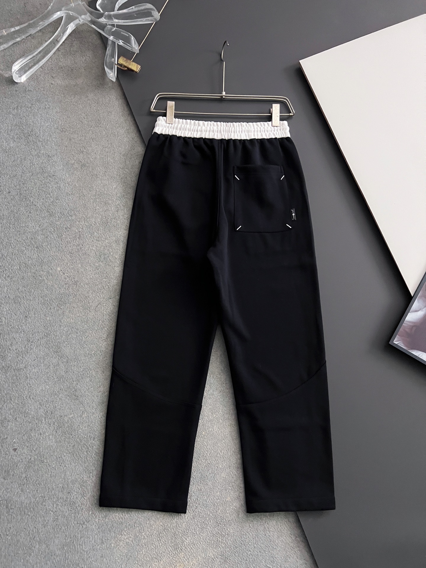 ）Marmai、马吉垃2025Ss爆款休闲裤直筒宽松慵懒风美学的焕新诠释,演绎浓郁的格调型时尚风范,细节