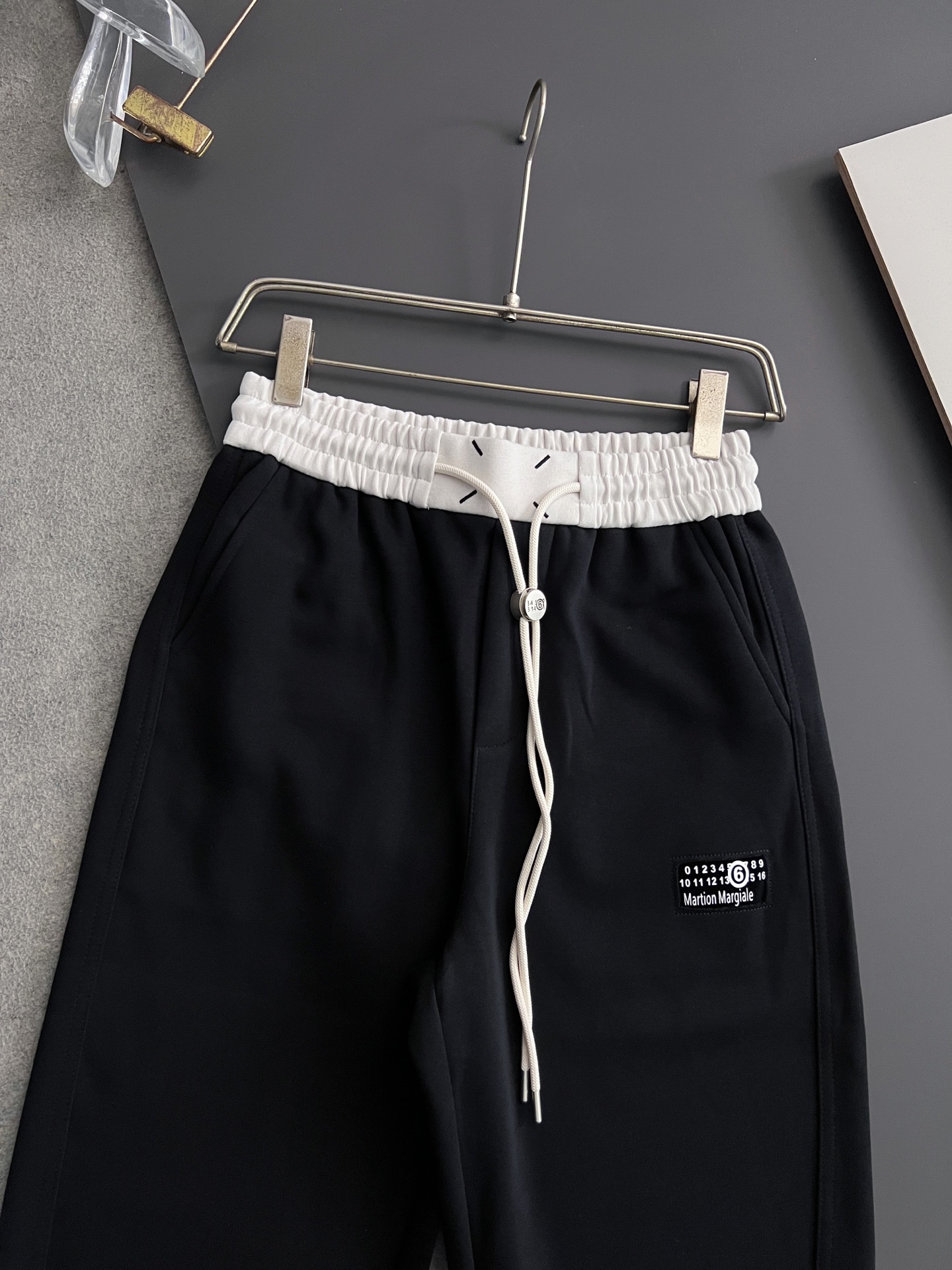 ）Marmai、马吉垃2025Ss爆款休闲裤直筒宽松慵懒风美学的焕新诠释,演绎浓郁的格调型时尚风范,细节