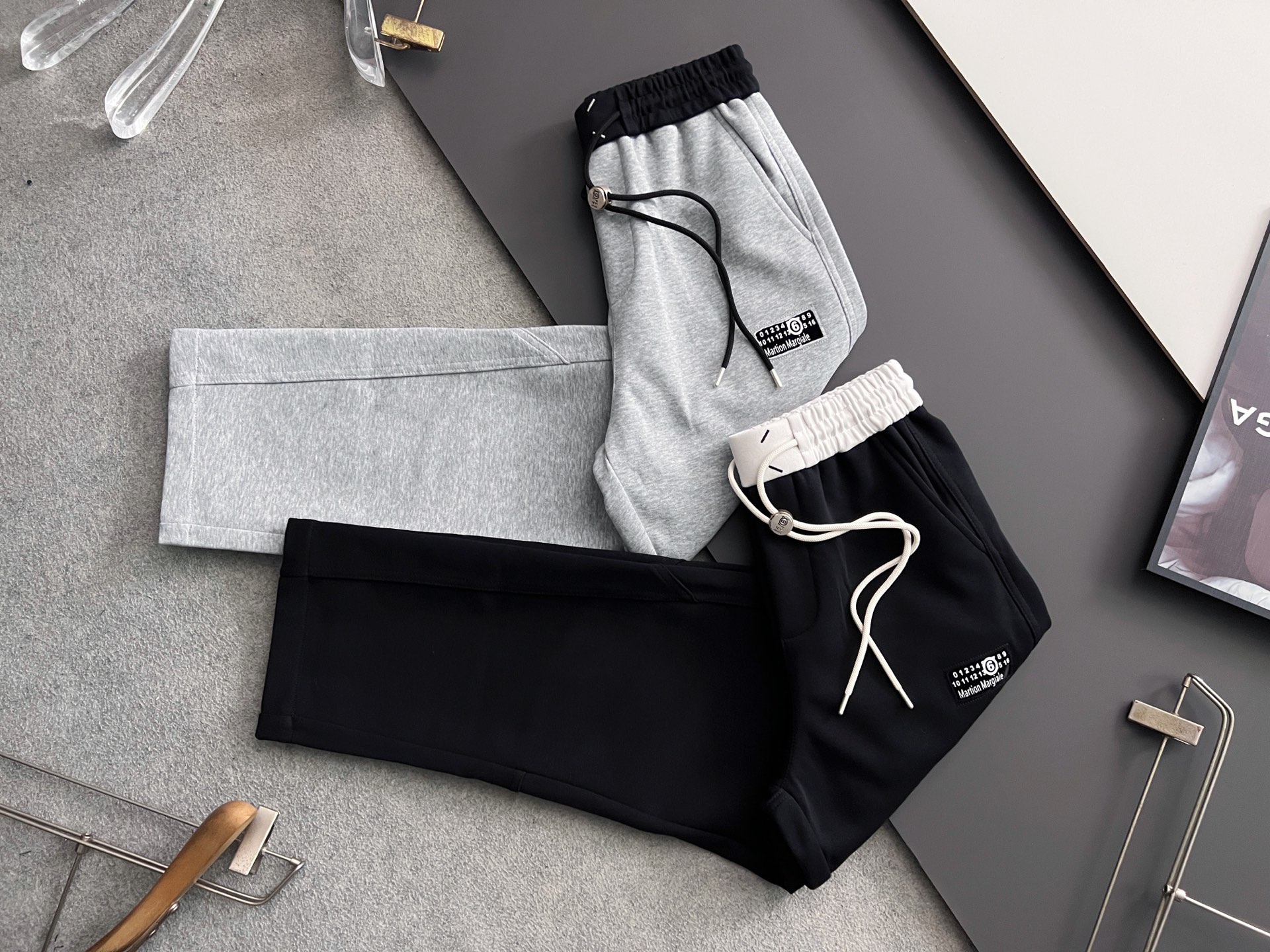 ）Marmai、马吉垃2025Ss爆款休闲裤直筒宽松慵懒风美学的焕新诠释,演绎浓郁的格调型时尚风范,细节