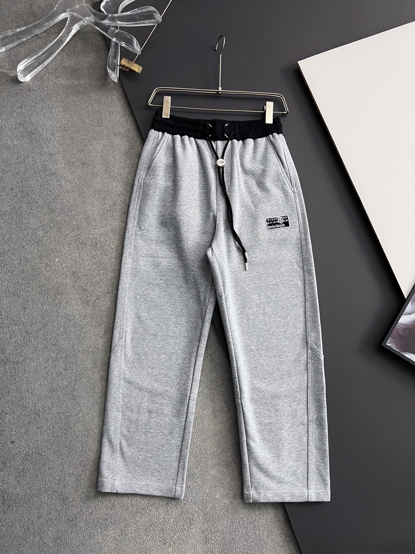 ）Marmai、马吉垃2025Ss爆款休闲裤直筒宽松慵懒风美学的焕新诠释,演绎浓郁的格调型时尚风范,细节