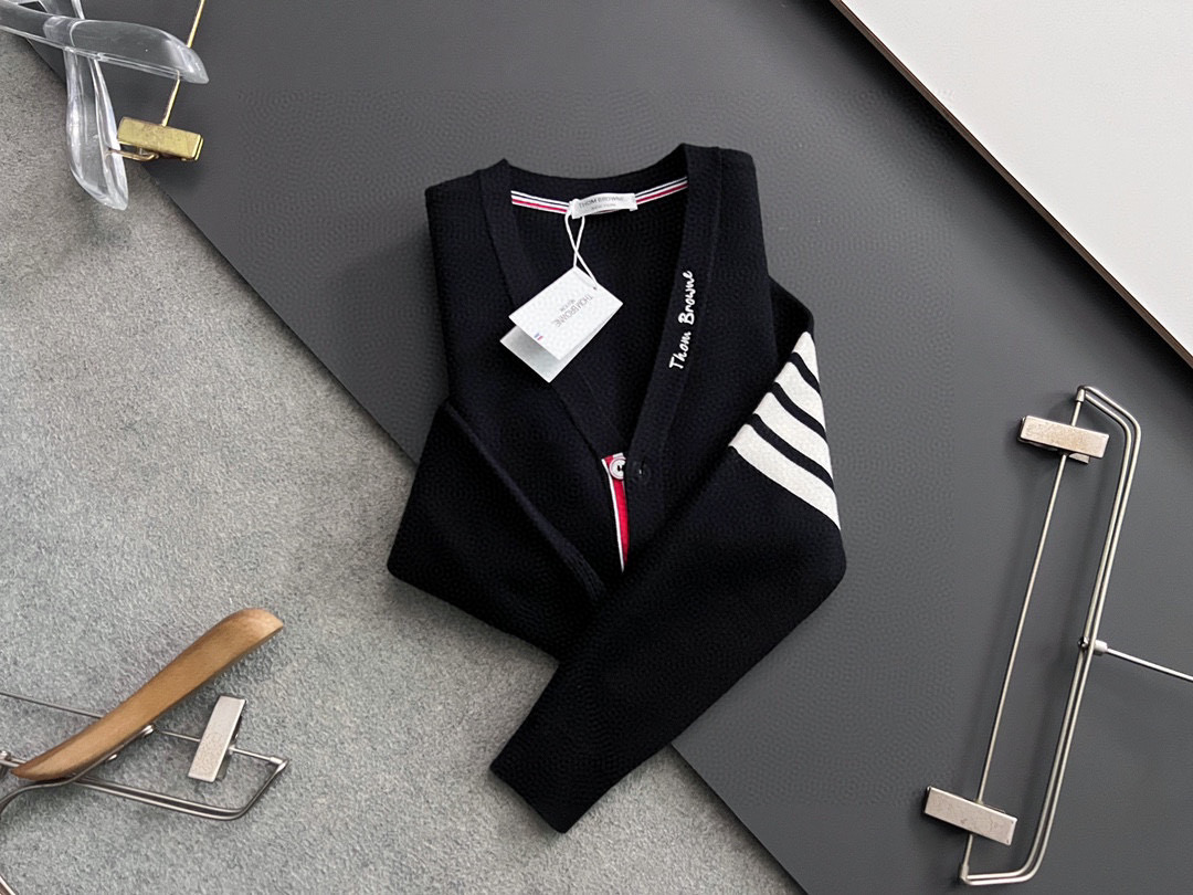 ） 贸易公司渠道货！买手店人气TOP单品！TB/桑姆·布*尼原单男士时装款针织羊绒羊毛混纺开衫毛衣上身效