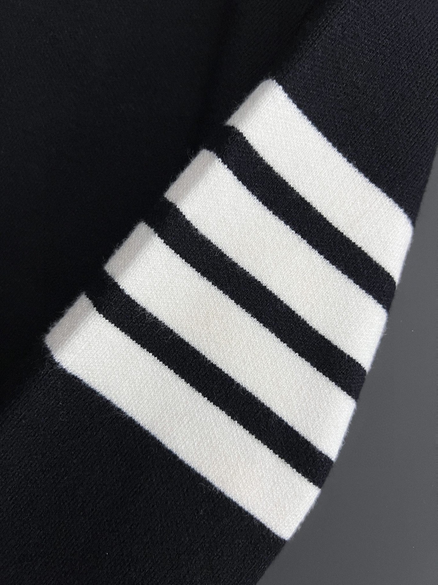 ） 贸易公司渠道货！买手店人气TOP单品！TB/桑姆·布*尼原单男士时装款针织羊绒羊毛混纺开衫毛衣上身效