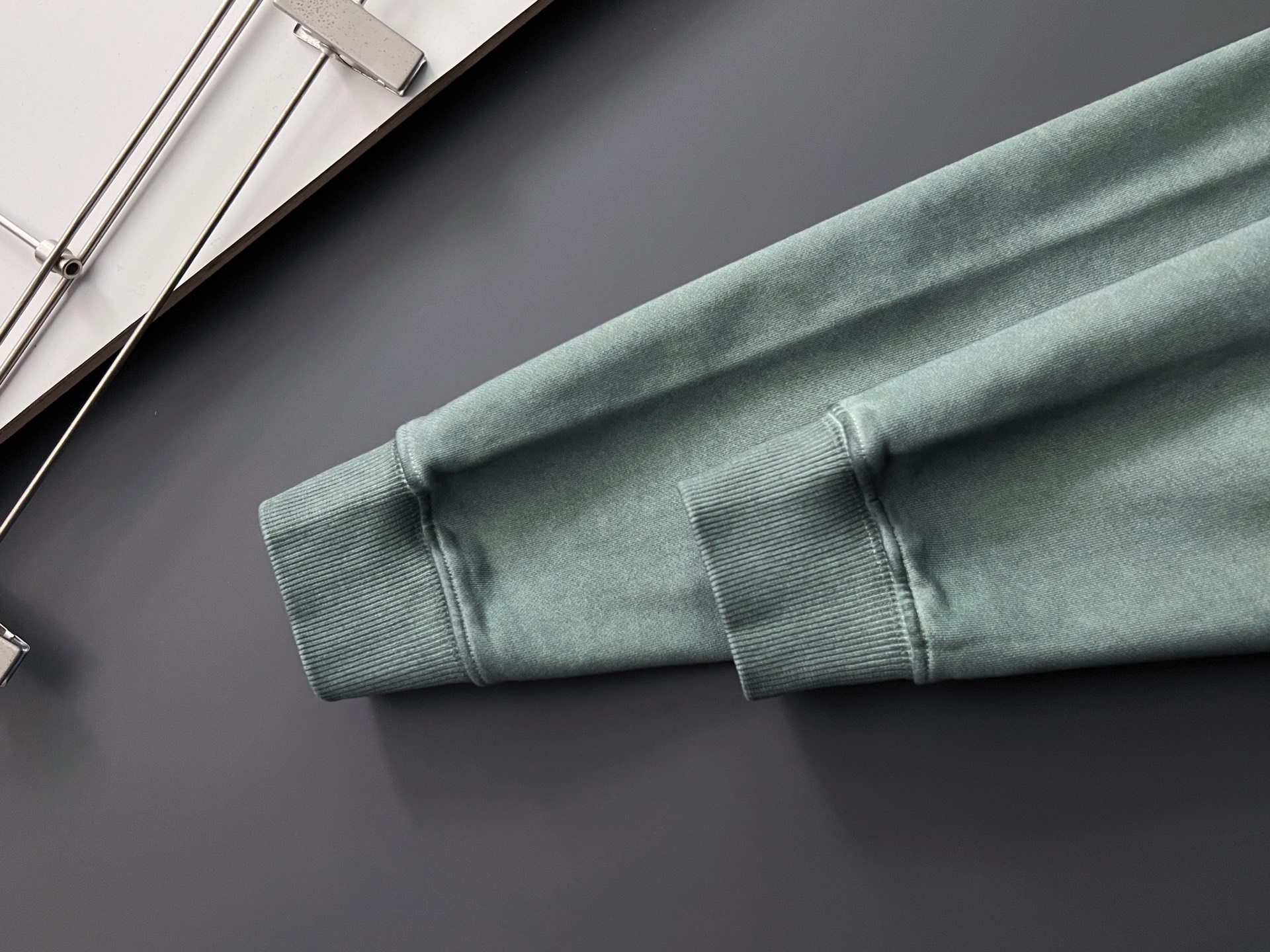 ）1V、25Ss蜡染水洗做旧顶级版本潮卫衣，最顶级的品质专柜原单，顶级制作工艺进口面料，专柜款独特设计，