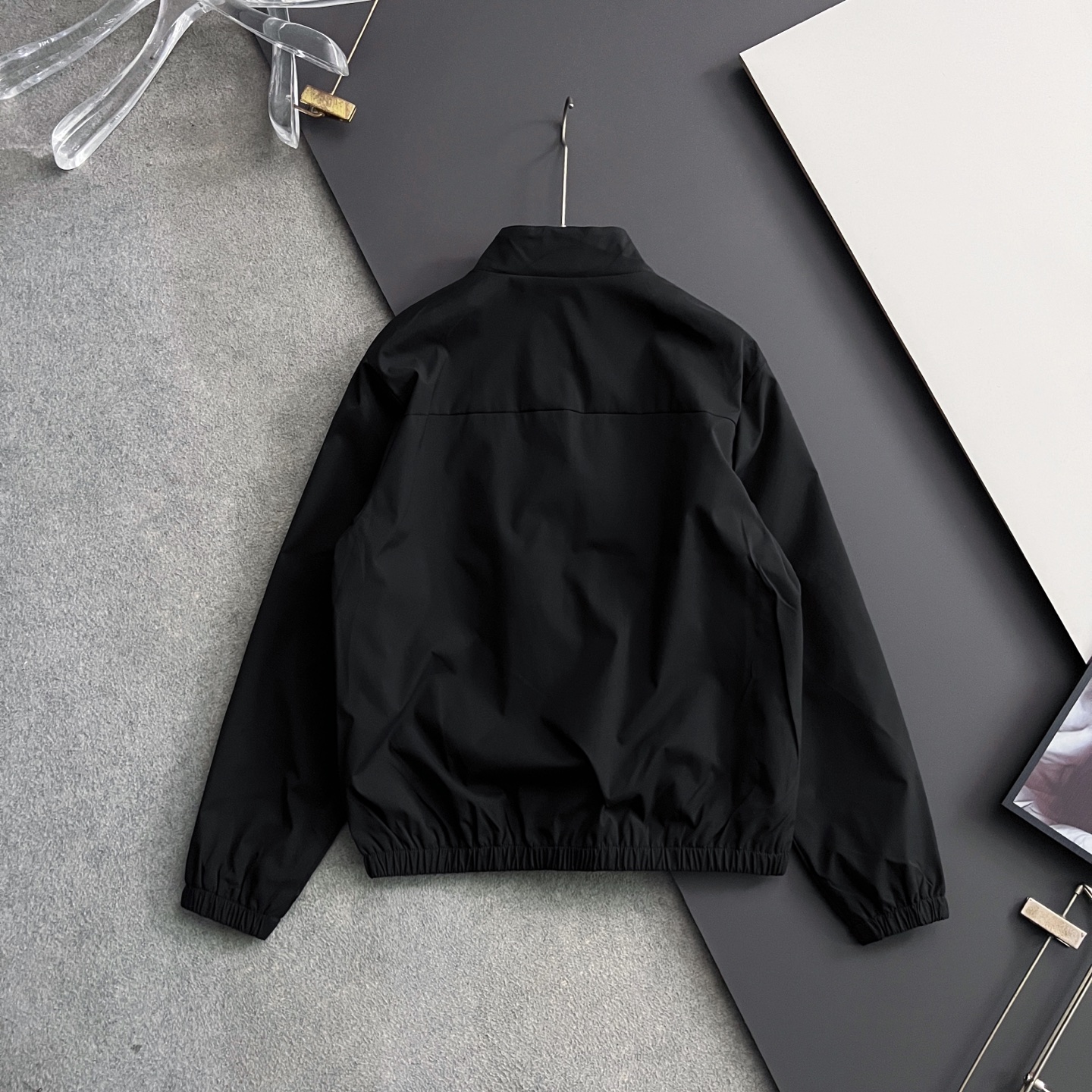 ）BC*上新🈺弹力夹克外套时尚与实用性兼具的男装单品 这款夹克采用简约而时髦的设计，以身材修型为特点，展