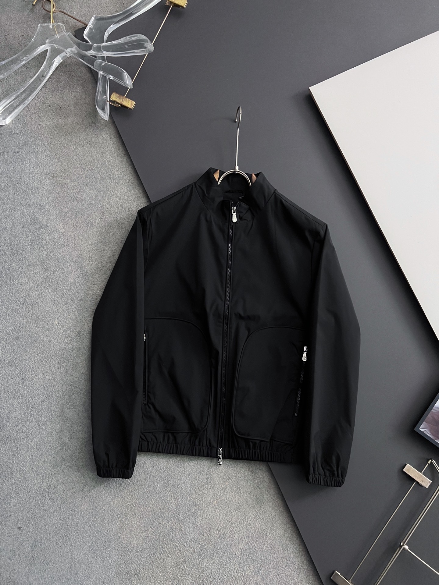 ）BC*上新🈺弹力夹克外套时尚与实用性兼具的男装单品 这款夹克采用简约而时髦的设计，以身材修型为特点，展