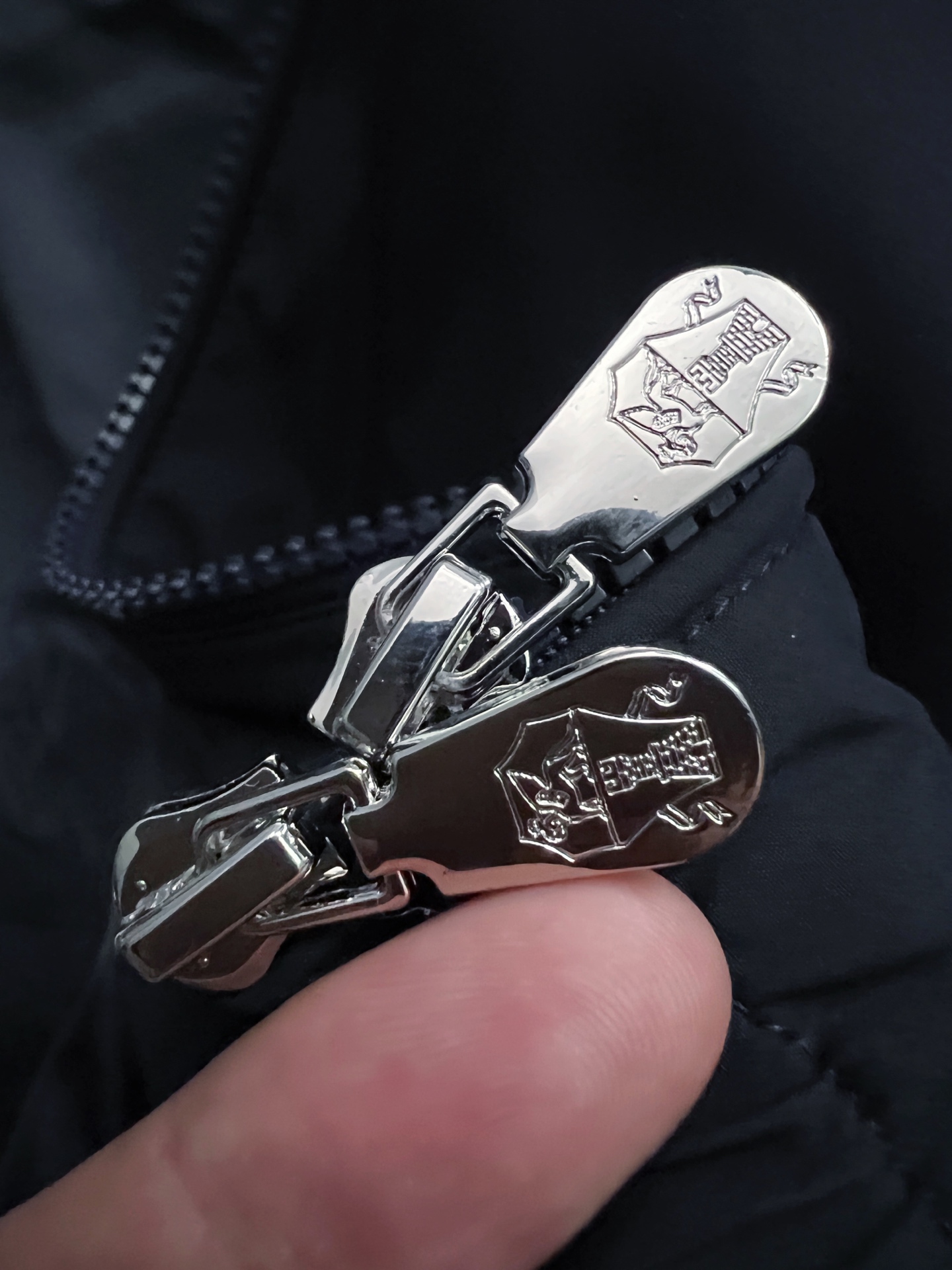 ）BC*上新🈺弹力夹克外套时尚与实用性兼具的男装单品 这款夹克采用简约而时髦的设计，以身材修型为特点，展