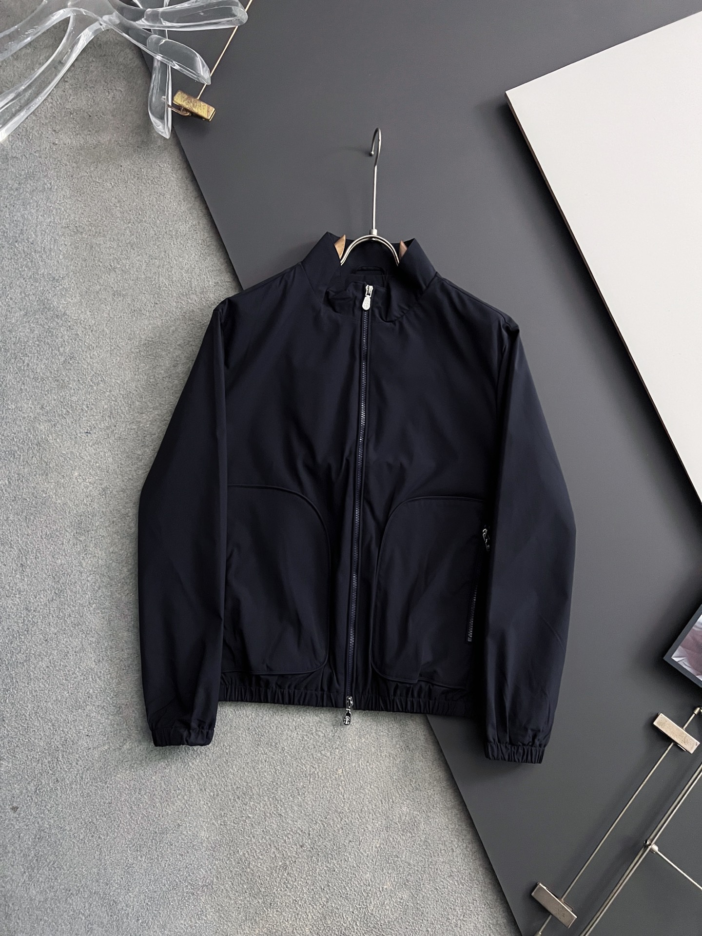 ）BC*上新🈺弹力夹克外套时尚与实用性兼具的男装单品 这款夹克采用简约而时髦的设计，以身材修型为特点，展