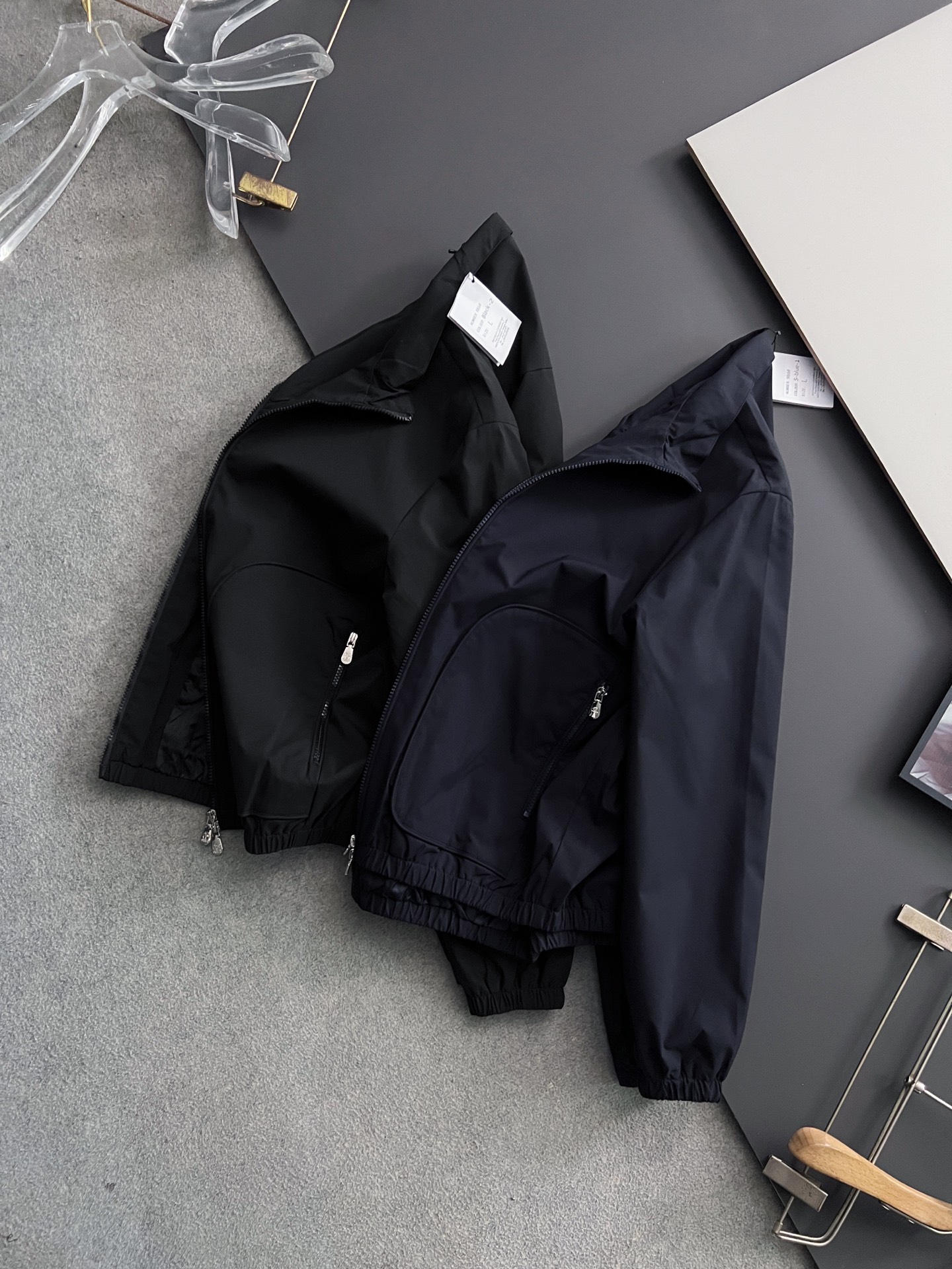 ）BC*上新🈺弹力夹克外套时尚与实用性兼具的男装单品 这款夹克采用简约而时髦的设计，以身材修型为特点，展