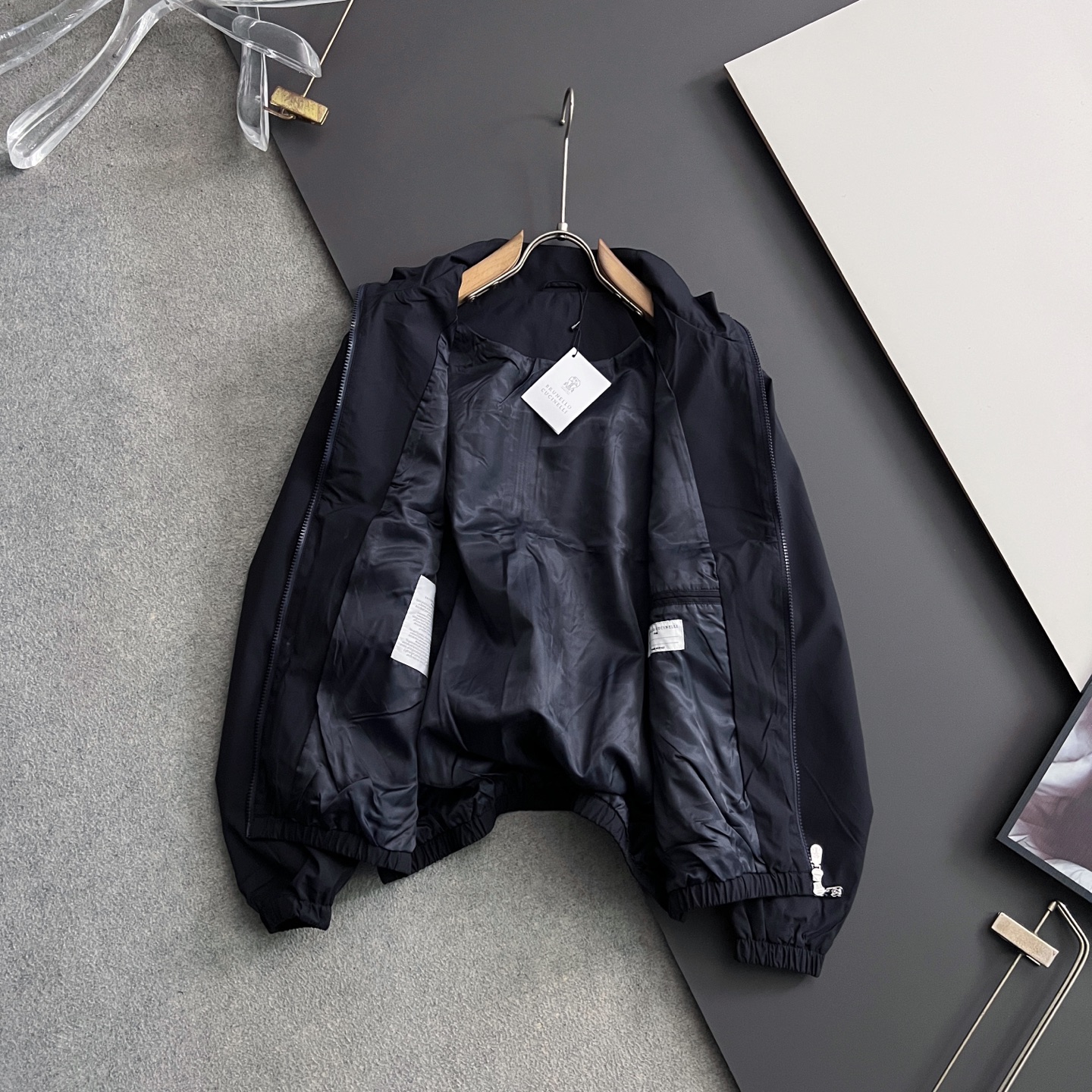 ）BC*上新🈺弹力夹克外套时尚与实用性兼具的男装单品 这款夹克采用简约而时髦的设计，以身材修型为特点，展