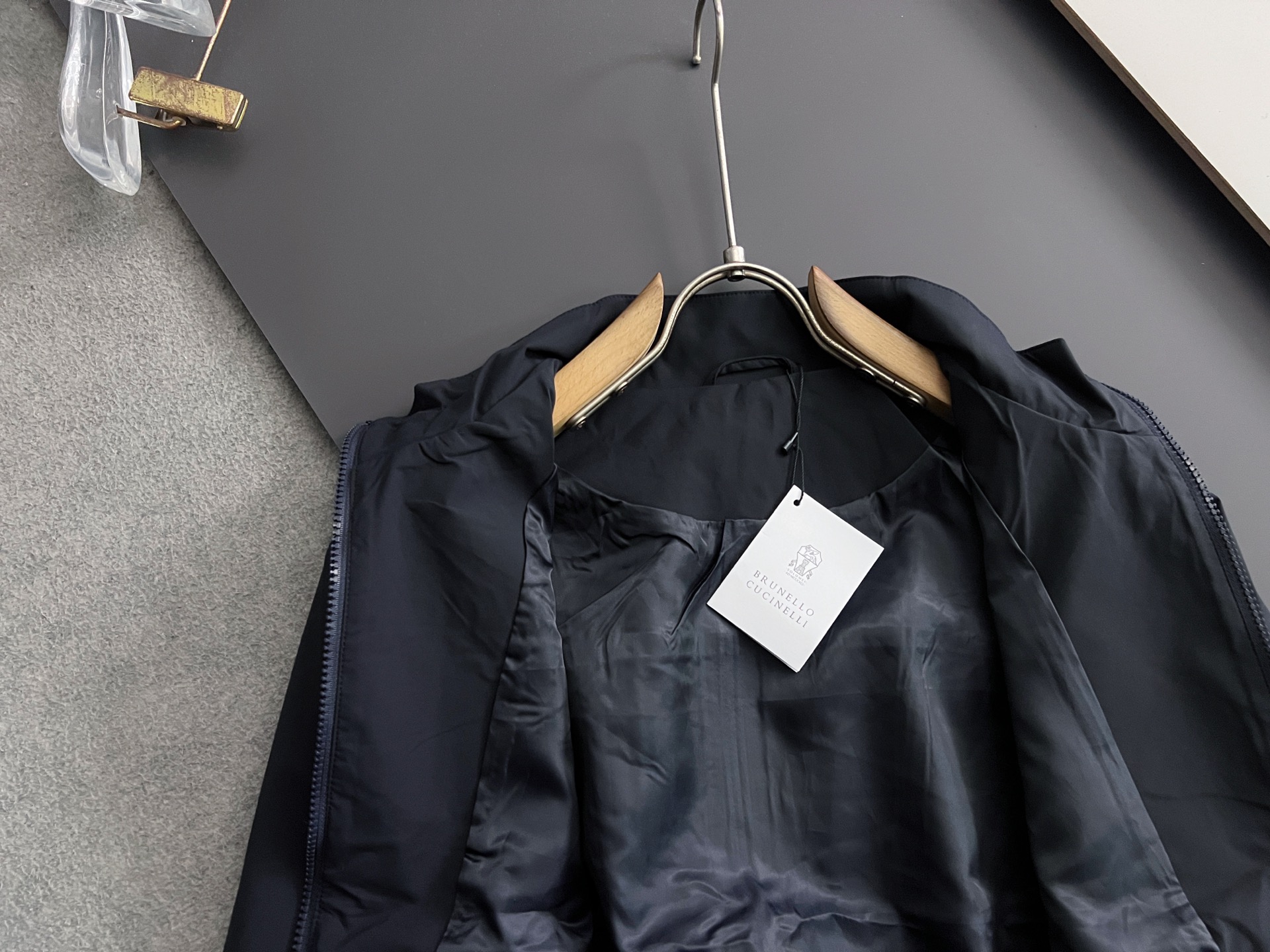 ）BC*上新🈺弹力夹克外套时尚与实用性兼具的男装单品 这款夹克采用简约而时髦的设计，以身材修型为特点，展