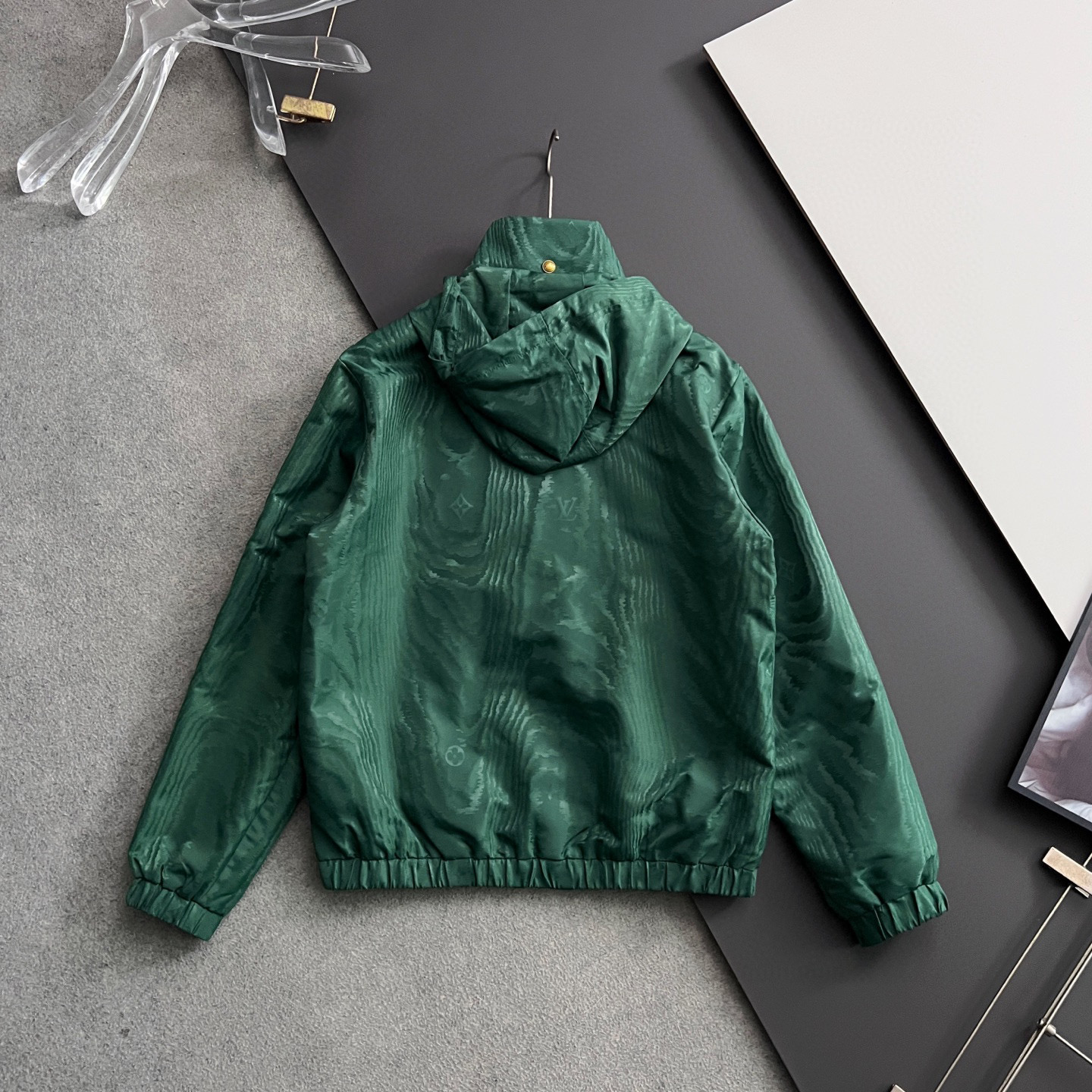 ）1V、25秋冬新款提花防风夹克，本款防风夹克以提花工艺凝聚当季LVMoiré图案，与Monogram元