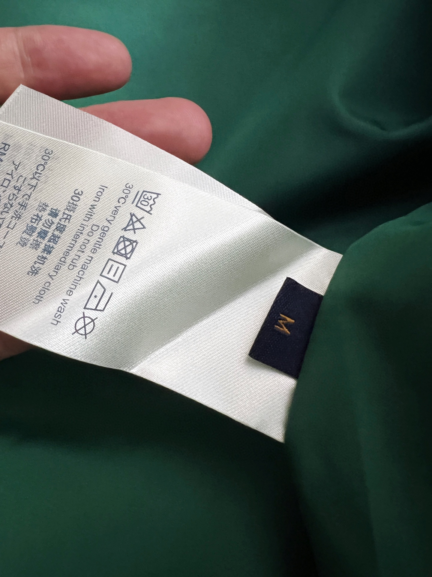 ）1V、25秋冬新款提花防风夹克，本款防风夹克以提花工艺凝聚当季LVMoiré图案，与Monogram元