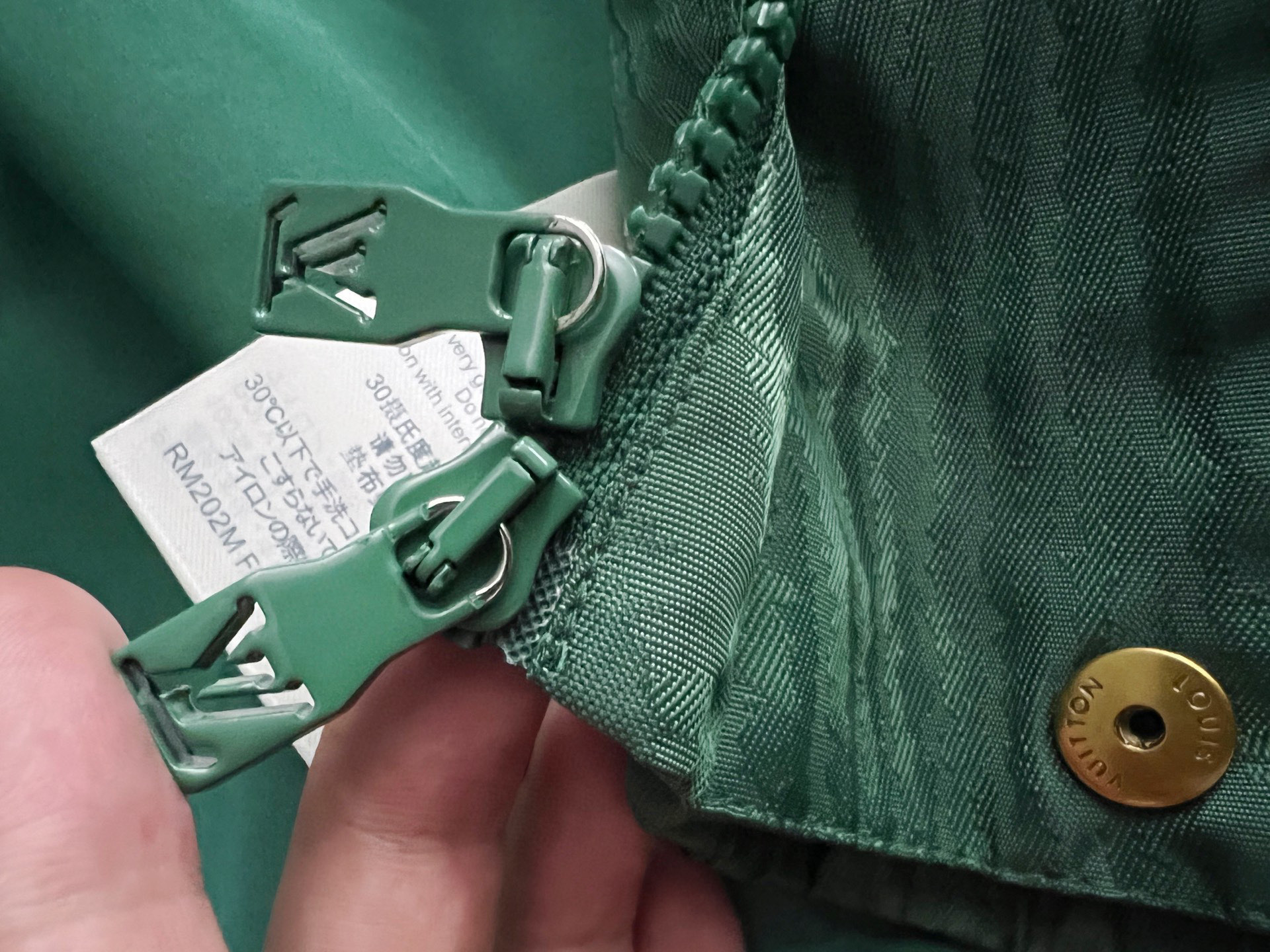 ）1V、25秋冬新款提花防风夹克，本款防风夹克以提花工艺凝聚当季LVMoiré图案，与Monogram元