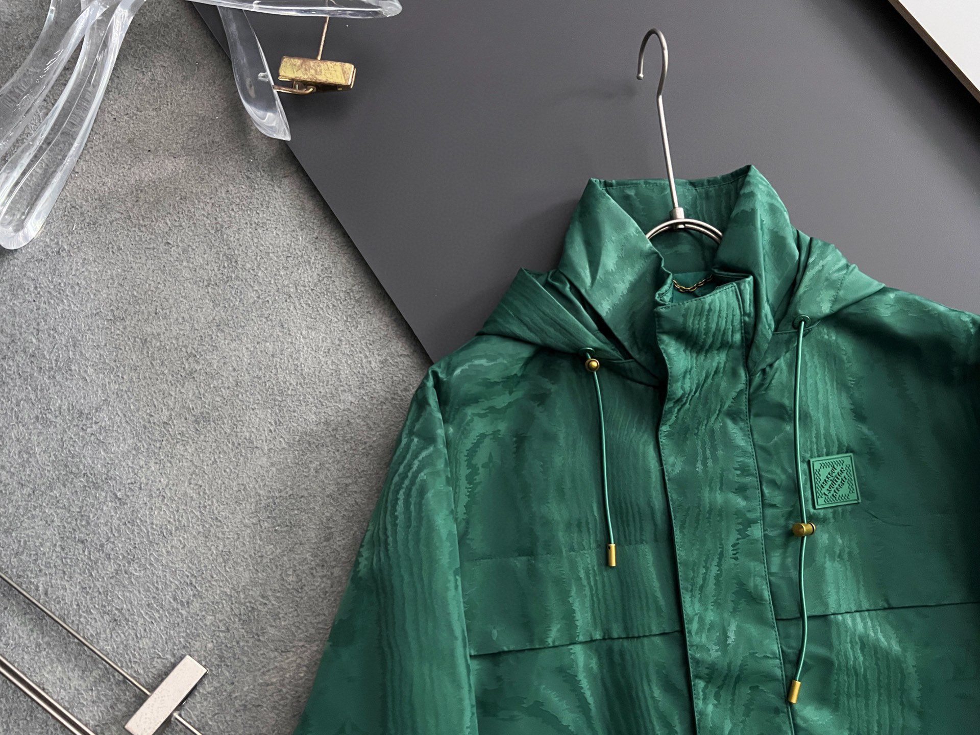 ）1V、25秋冬新款提花防风夹克，本款防风夹克以提花工艺凝聚当季LVMoiré图案，与Monogram元