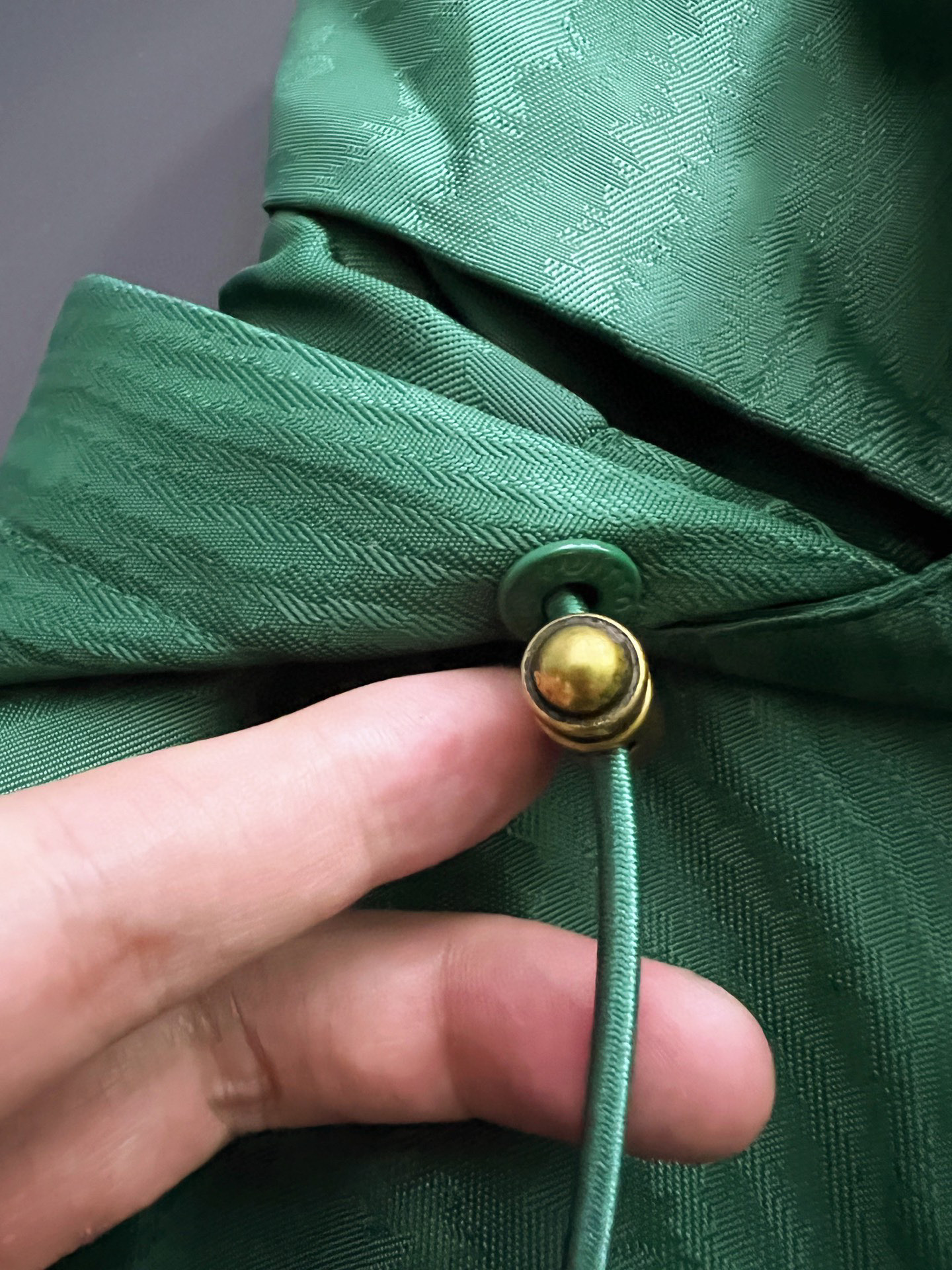 ）1V、25秋冬新款提花防风夹克，本款防风夹克以提花工艺凝聚当季LVMoiré图案，与Monogram元