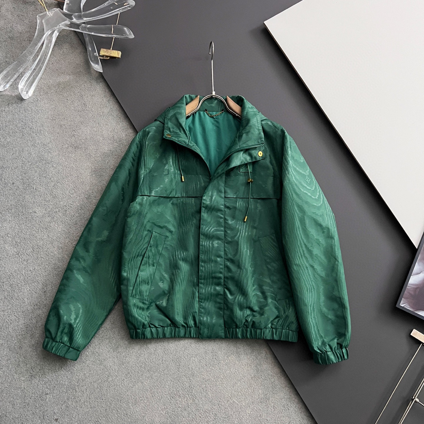 ）1V、25秋冬新款提花防风夹克，本款防风夹克以提花工艺凝聚当季LVMoiré图案，与Monogram元