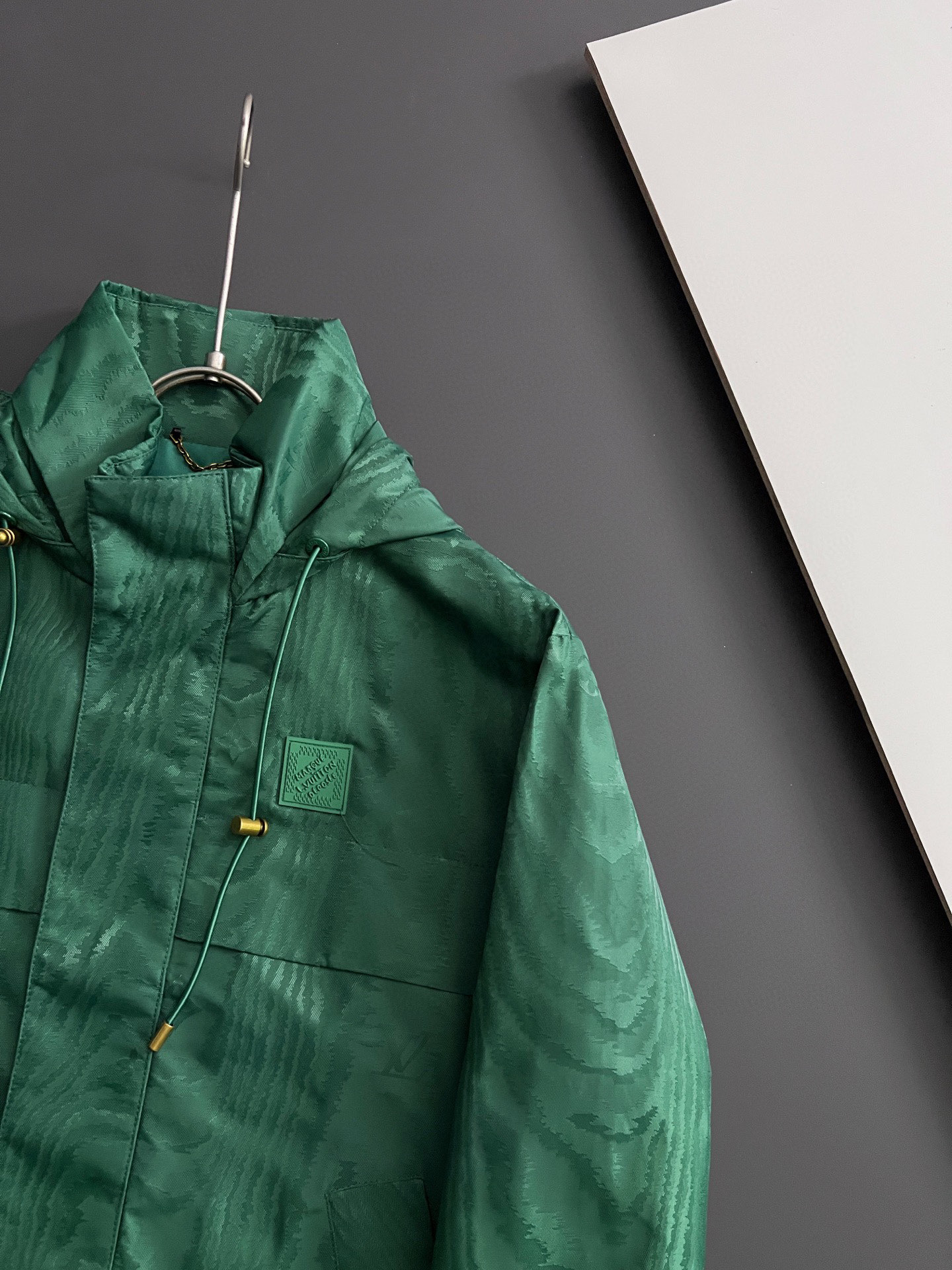 ）1V、25秋冬新款提花防风夹克，本款防风夹克以提花工艺凝聚当季LVMoiré图案，与Monogram元