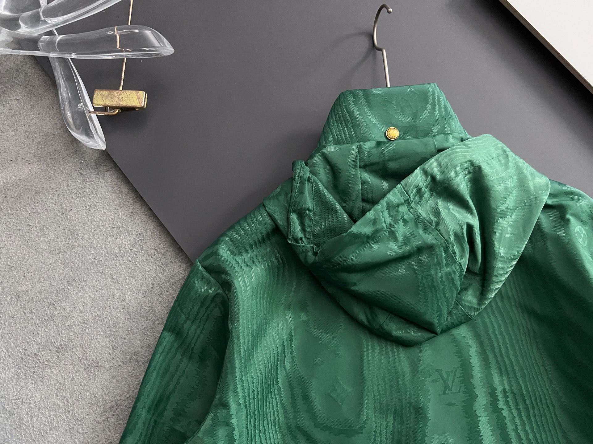 ）1V、25秋冬新款提花防风夹克，本款防风夹克以提花工艺凝聚当季LVMoiré图案，与Monogram元