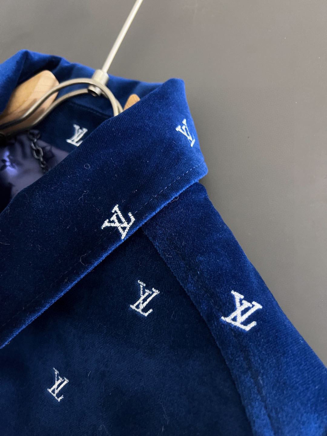 ）1V FW 全幅烫银字母刺绣图案深蓝色天鹅绒拉链薄棉夹克外套棉衣外套 夹克 并为造型增添休闲而隽永的典