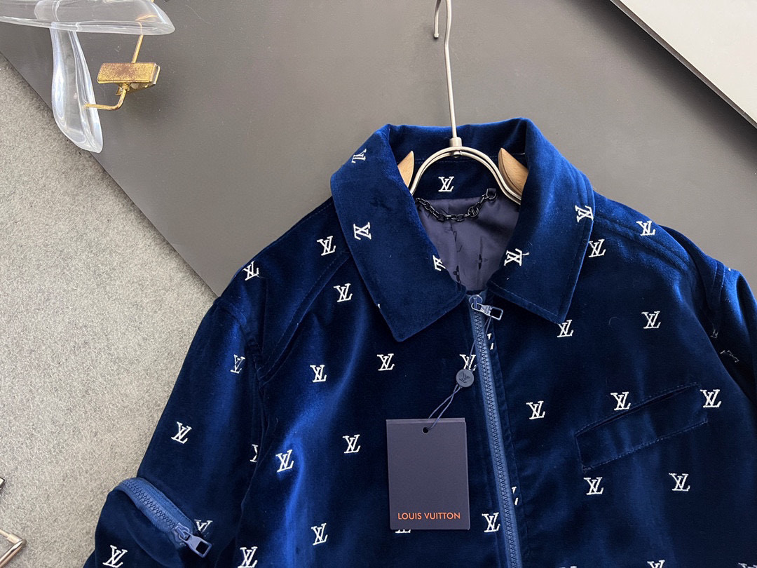 ）1V FW 全幅烫银字母刺绣图案深蓝色天鹅绒拉链薄棉夹克外套棉衣外套 夹克 并为造型增添休闲而隽永的典