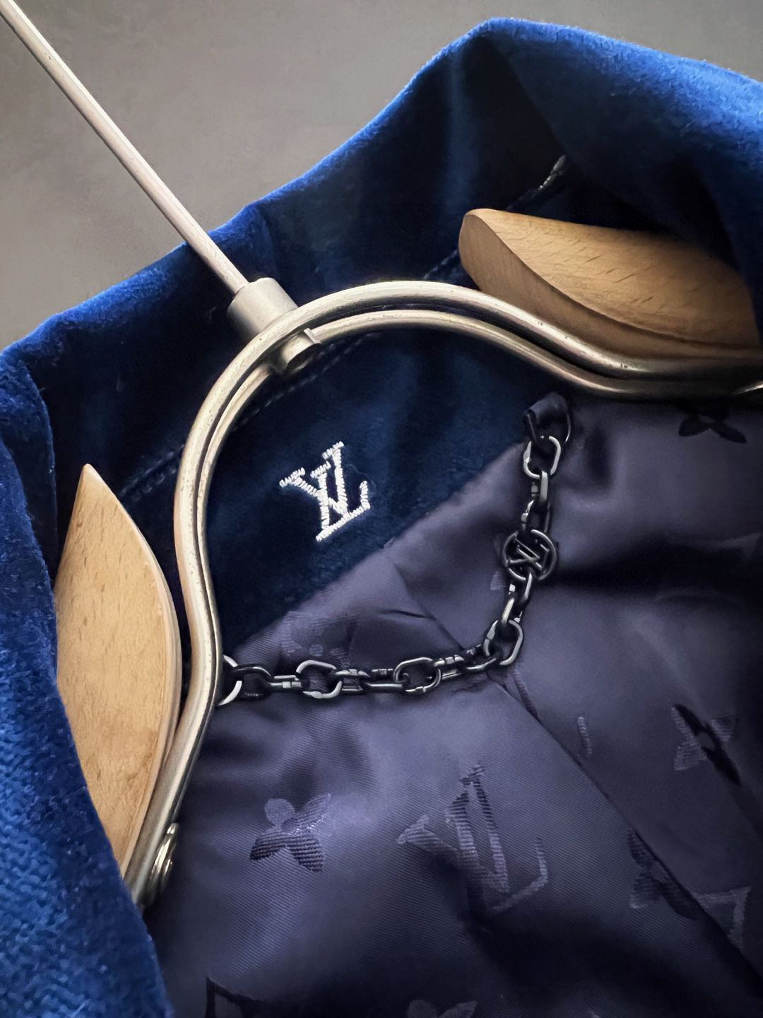 ）1V FW 全幅烫银字母刺绣图案深蓝色天鹅绒拉链薄棉夹克外套棉衣外套 夹克 并为造型增添休闲而隽永的典