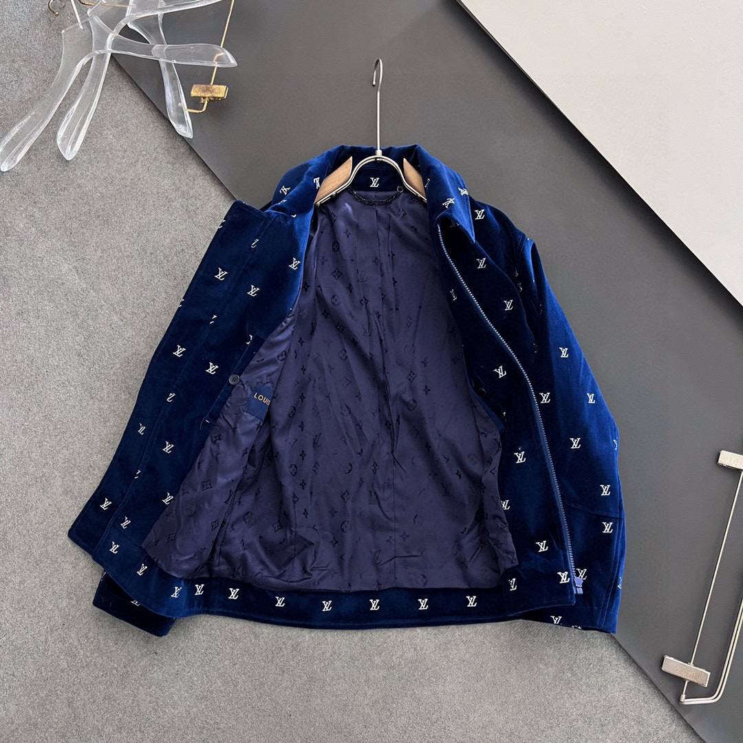 ）1V FW 全幅烫银字母刺绣图案深蓝色天鹅绒拉链薄棉夹克外套棉衣外套 夹克 并为造型增添休闲而隽永的典