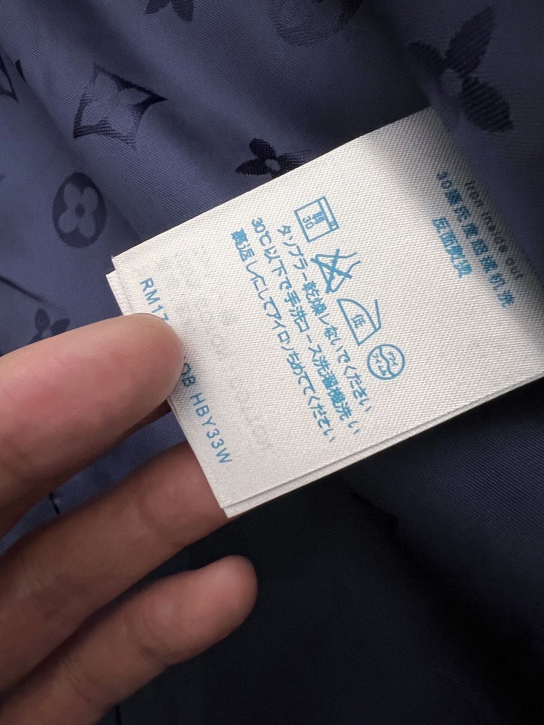 ）1V FW 全幅烫银字母刺绣图案深蓝色天鹅绒拉链薄棉夹克外套棉衣外套 夹克 并为造型增添休闲而隽永的典