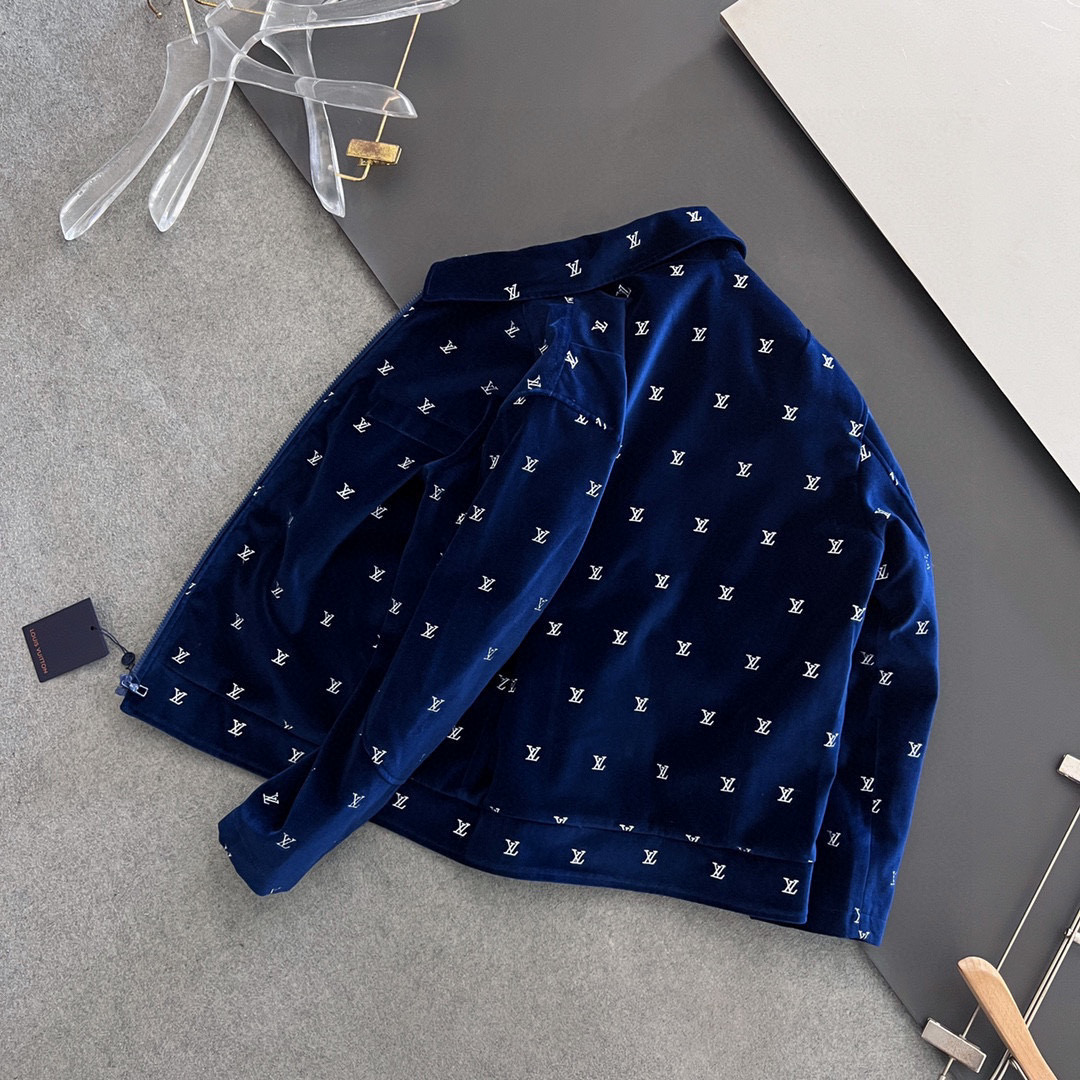 ）1V FW 全幅烫银字母刺绣图案深蓝色天鹅绒拉链薄棉夹克外套棉衣外套 夹克 并为造型增添休闲而隽永的典