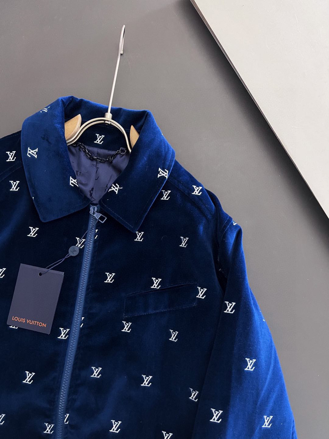 ）1V FW 全幅烫银字母刺绣图案深蓝色天鹅绒拉链薄棉夹克外套棉衣外套 夹克 并为造型增添休闲而隽永的典