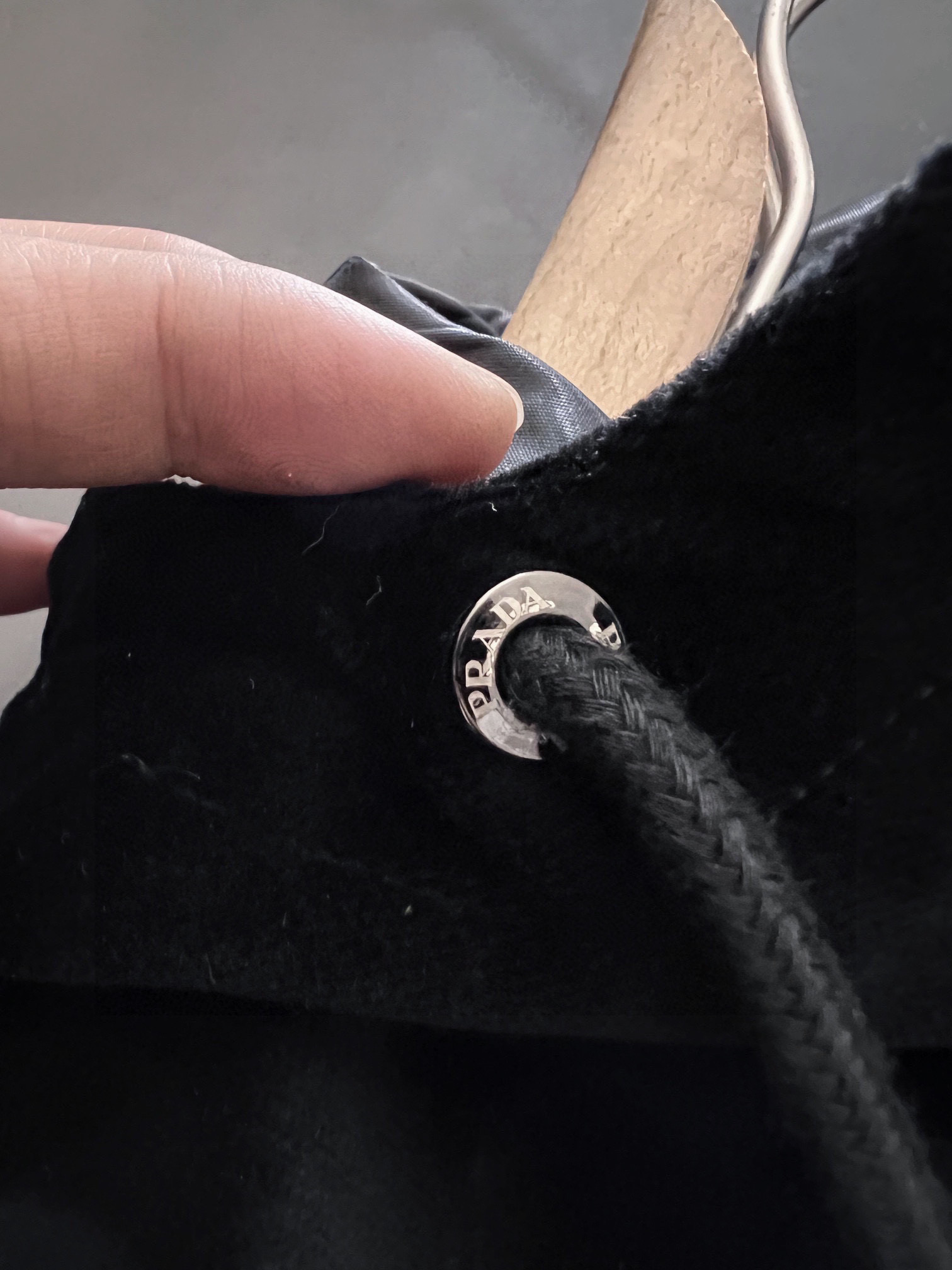 ）Prad*丝绒连帽夹克外套，此款夹克外套选用了P家专业定制丝绒面料制成，表面整洁光滑且富有光泽，质感透