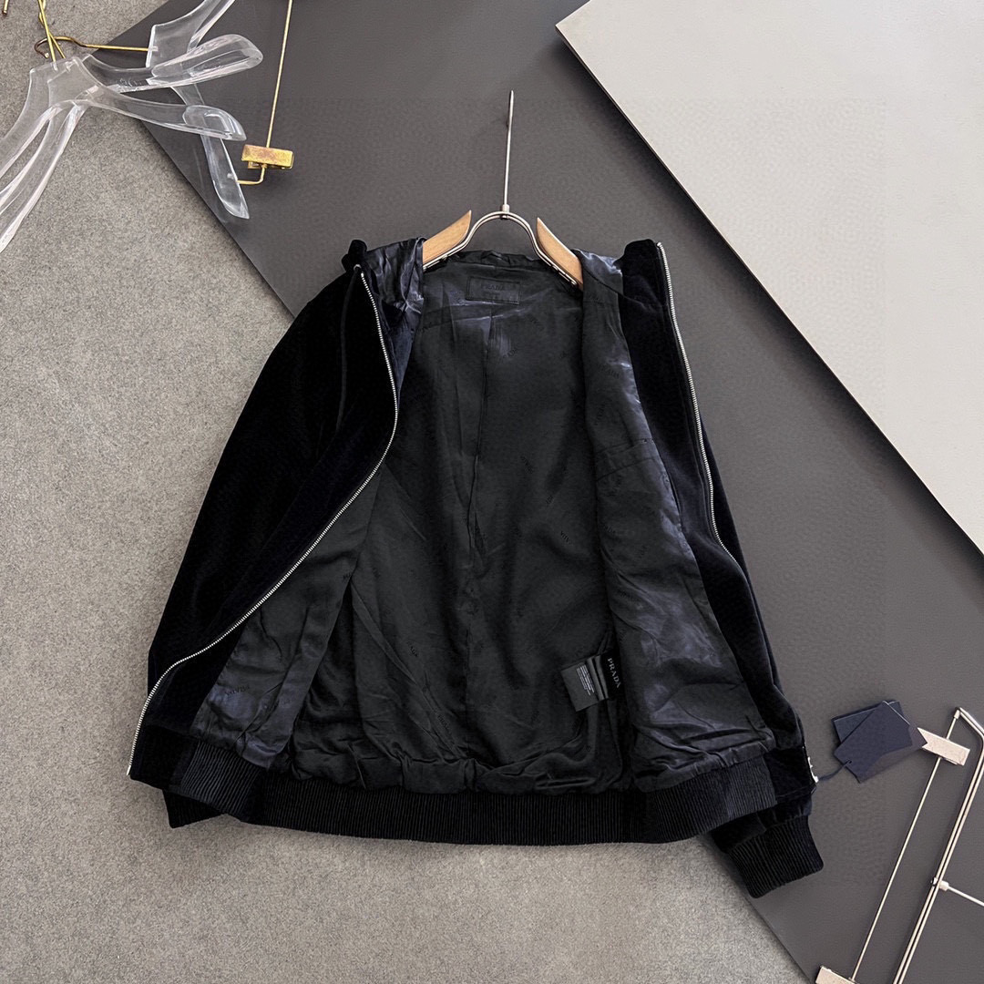 ）Prad*丝绒连帽夹克外套，此款夹克外套选用了P家专业定制丝绒面料制成，表面整洁光滑且富有光泽，质感透