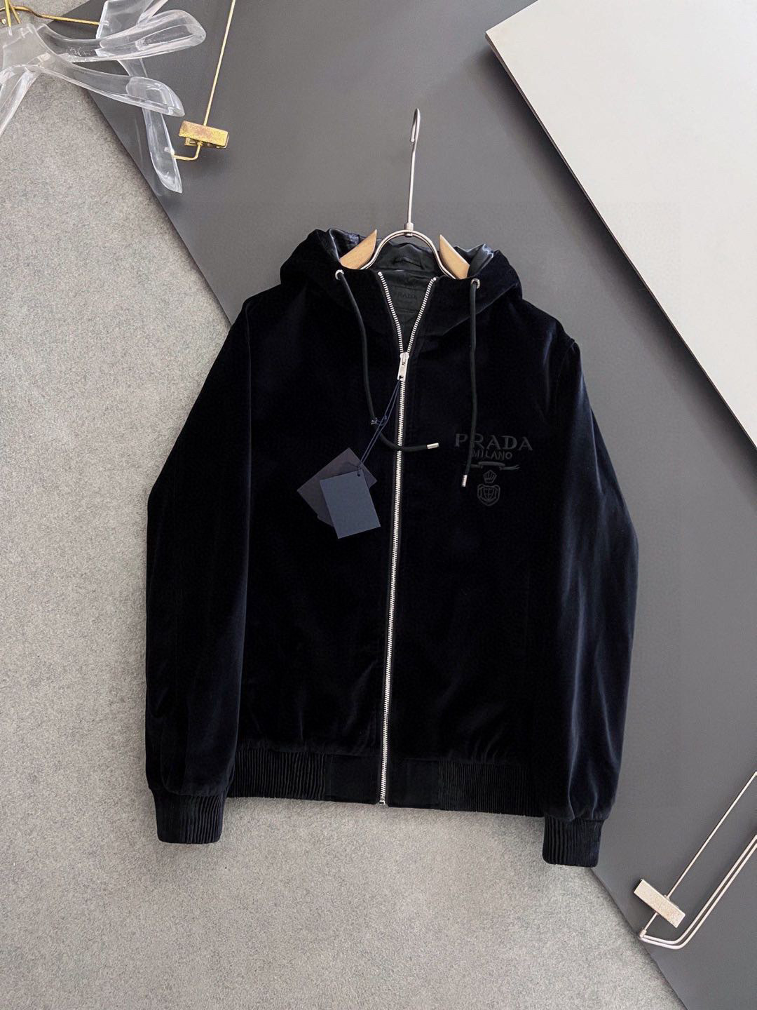 ）Prad*丝绒连帽夹克外套，此款夹克外套选用了P家专业定制丝绒面料制成，表面整洁光滑且富有光泽，质感透