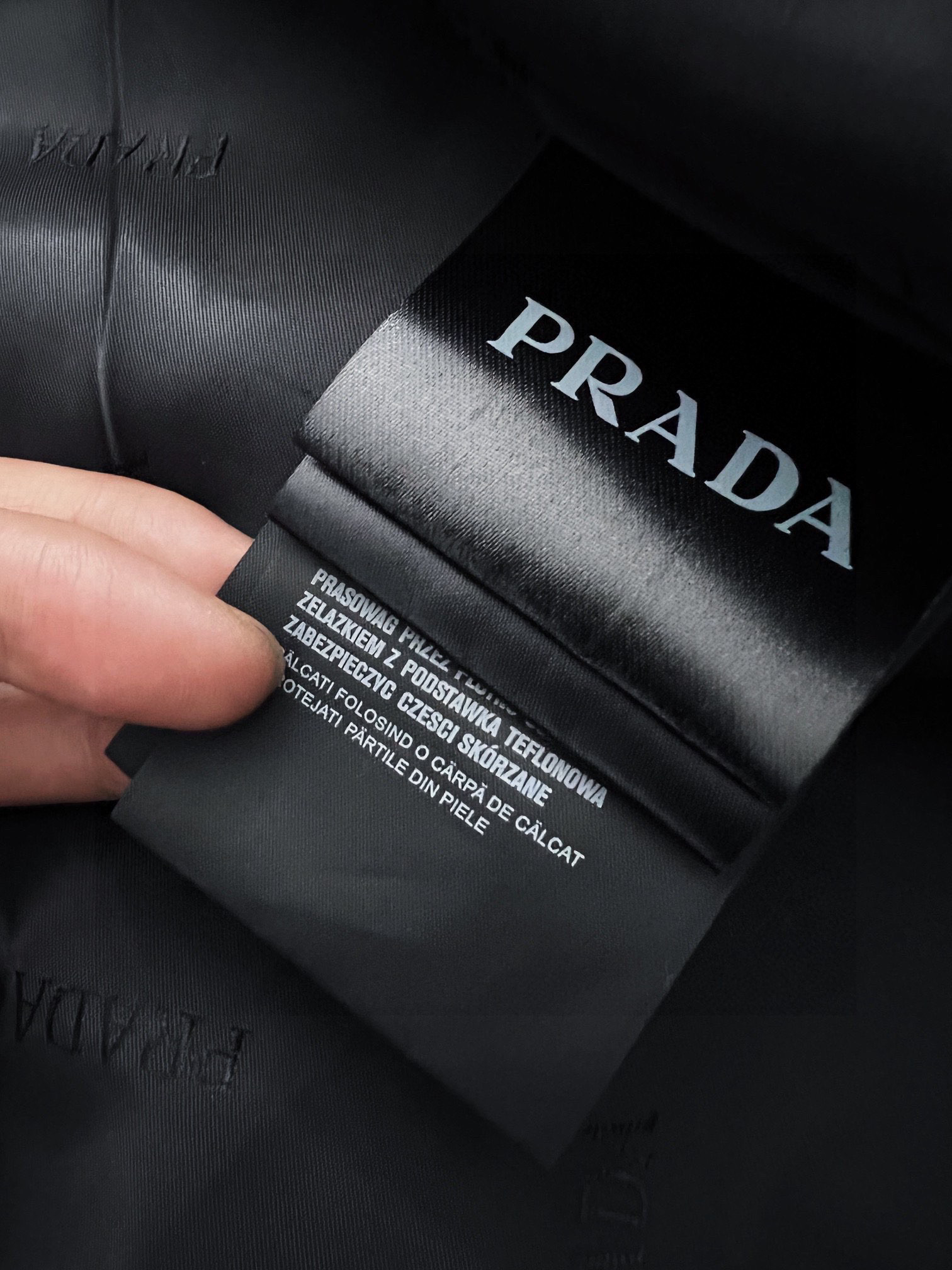 ）Prad*丝绒连帽夹克外套，此款夹克外套选用了P家专业定制丝绒面料制成，表面整洁光滑且富有光泽，质感透