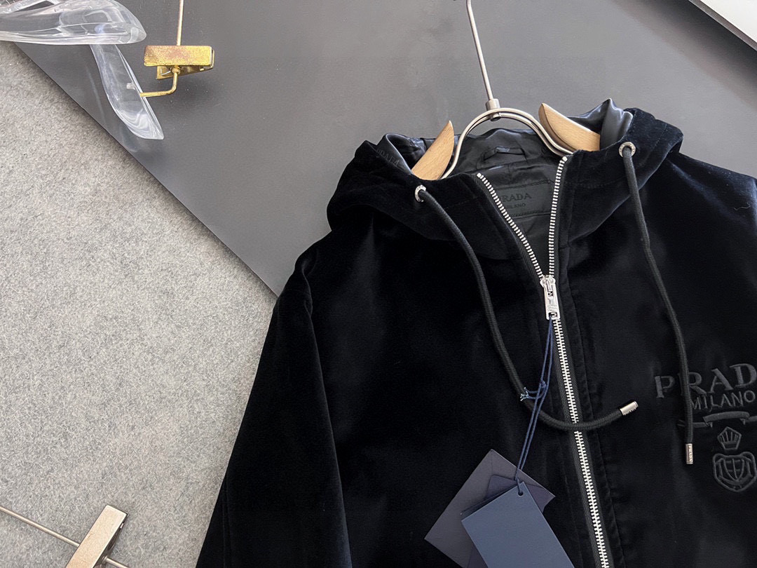 ）Prad*丝绒连帽夹克外套，此款夹克外套选用了P家专业定制丝绒面料制成，表面整洁光滑且富有光泽，质感透