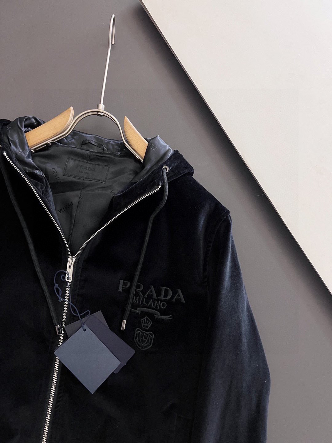 ）Prad*丝绒连帽夹克外套，此款夹克外套选用了P家专业定制丝绒面料制成，表面整洁光滑且富有光泽，质感透