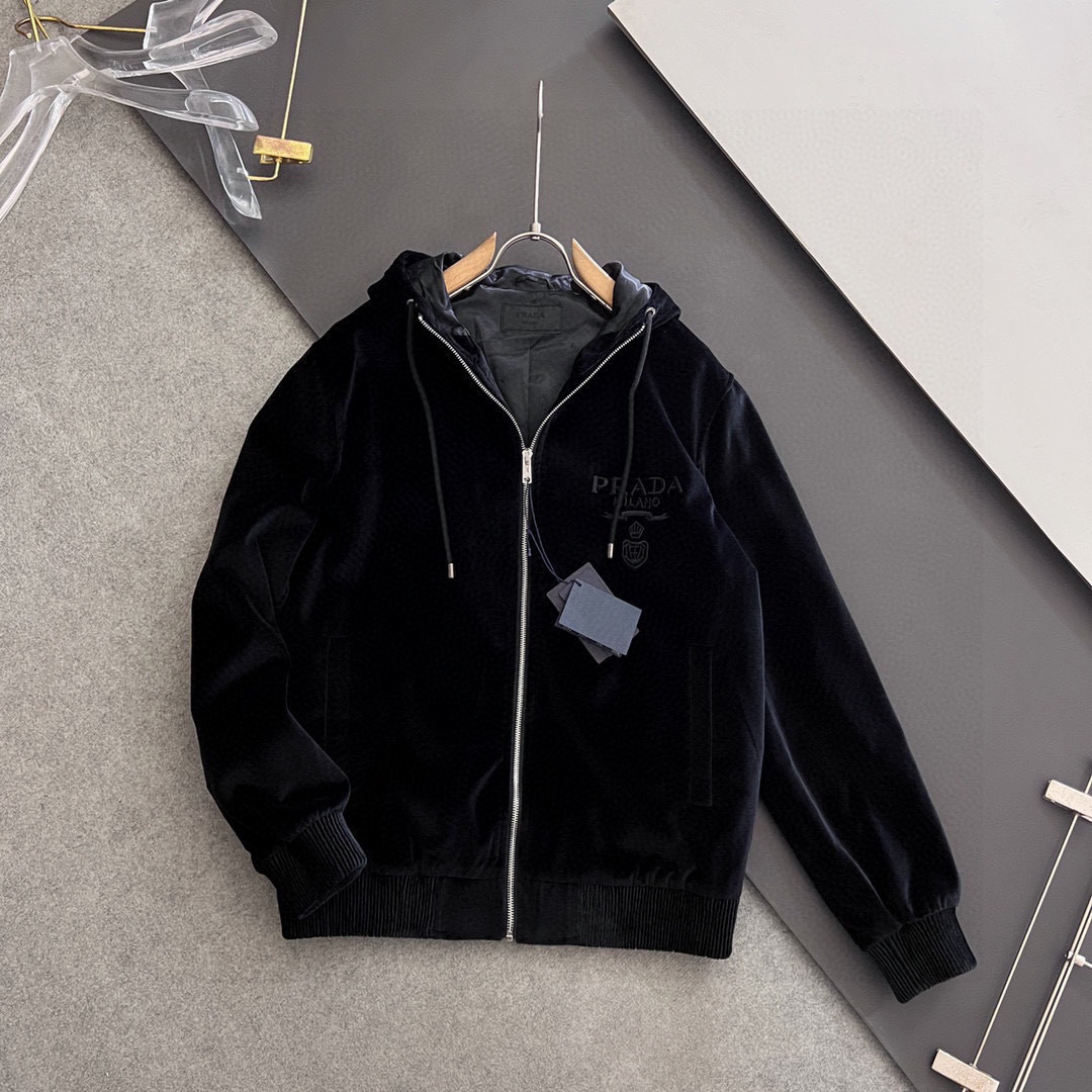 ）Prad*丝绒连帽夹克外套，此款夹克外套选用了P家专业定制丝绒面料制成，表面整洁光滑且富有光泽，质感透