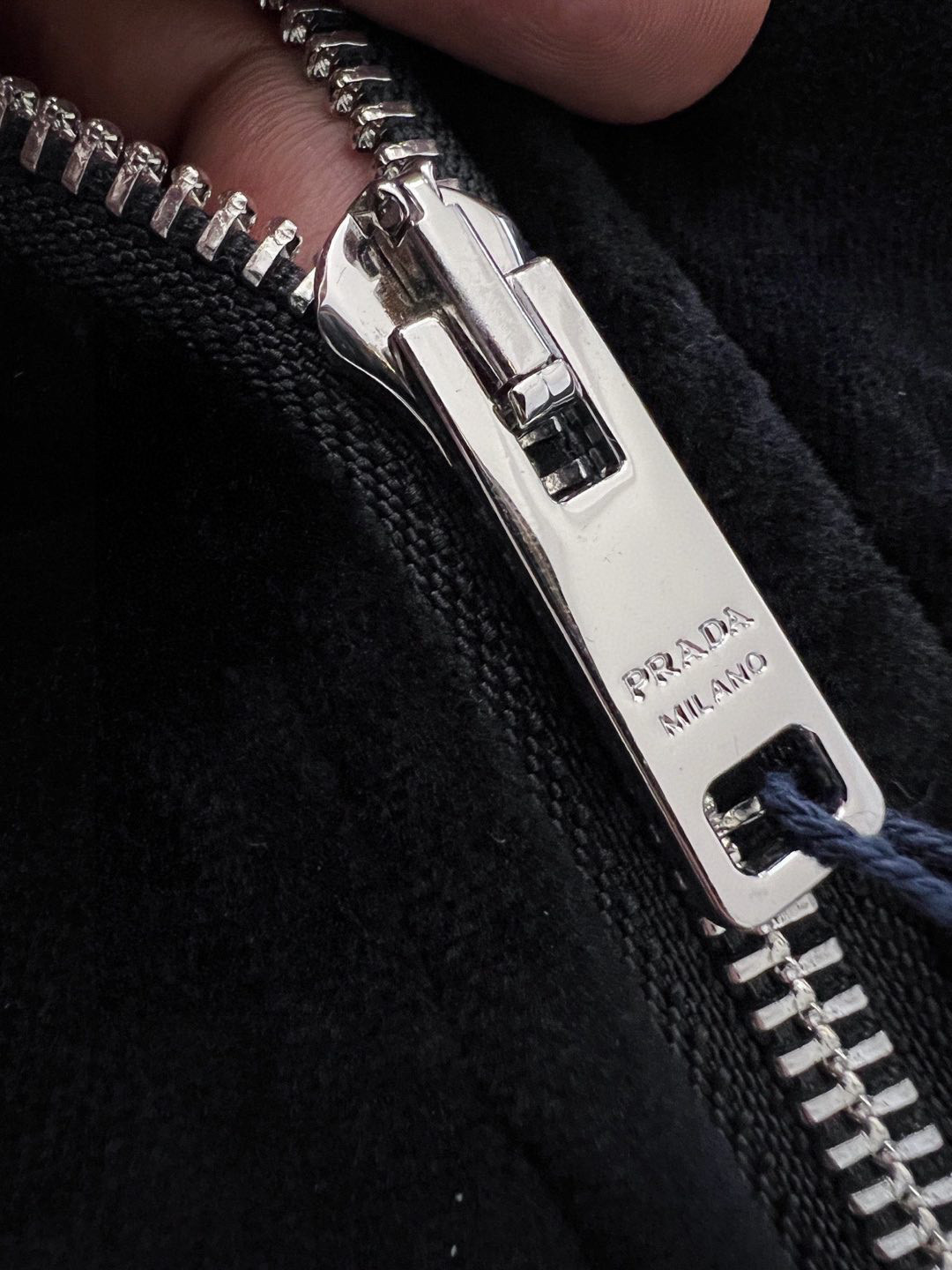 ）Prad*丝绒连帽夹克外套，此款夹克外套选用了P家专业定制丝绒面料制成，表面整洁光滑且富有光泽，质感透