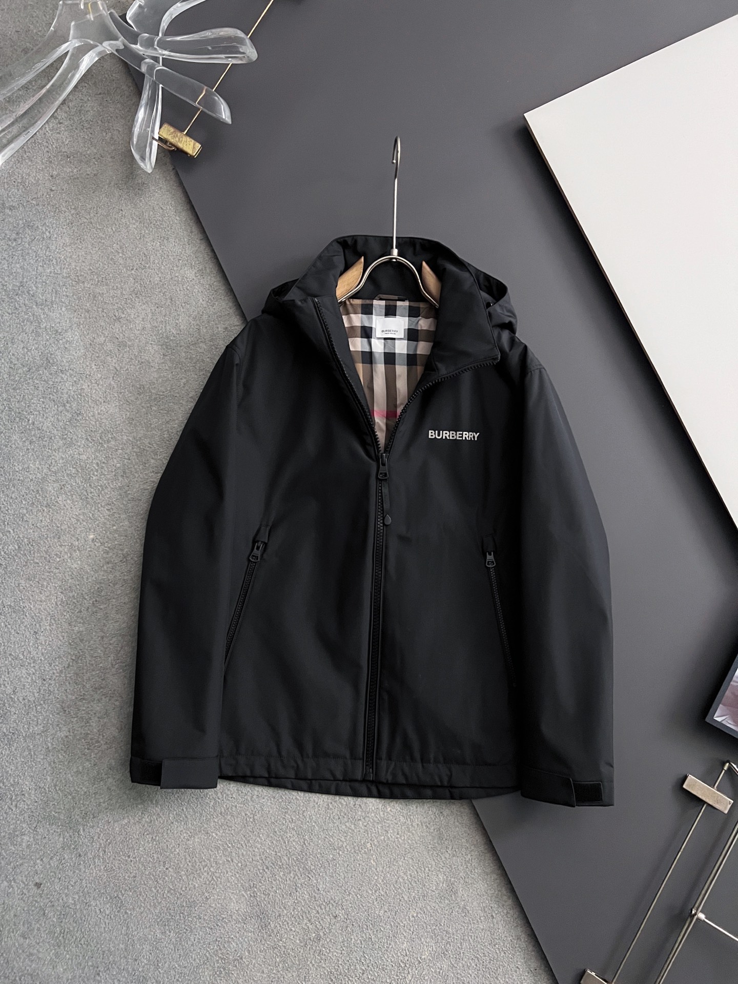 NO:538177,Bur*2025 early autumn men's high-end fashion hooded outdoor jacket jacket, official counter main display, Hong Kong foreign business channels, outdoor must-have items, exclusively for sale. On the basis of minimalism, it creates extraordinary creativity, and uses clever design techniques to innovate elsewhere. The front design is broken and contradictory cloth to form a strong hedge, and the visual effect is unique. The chest decoration is printed with a brand LOGO, which is simple and atmospheric, demonstrating the brand status. The sleeves are equipped with the brand's exclusive seal design, which echoes the front chest printing, which is both sporty and fashionable!  It has a distinct recognition, showing the vitality of the city, and is highly shaped and practical!  The fabric is made of Japanese Toray company customized fabric (a first-line luxury clothing royal fabric manufacturer) with waterproof and windproof characteristics, both comfort and breathability, the upper body is light and burden-free, the hooded design has a strong sense of detail and quality. All auxiliary materials are supplied by customers and all auxiliary materials are engraved with a brand logo, which is very expensive, luxurious and high-end!  The details show the ingenious craftsmanship, the auxiliary materials are all supplied to customers, and the workmanship is extremely rigorous and sophisticated. The outline structure of the whole body continues the basic form of the M family, expressing the simple and atmospheric characteristics in place, with a full upper body shape, which can easily control various body shapes, and the outfit meets the needs of the transition season!  Size 48-56., burberry, jackets & coats, jackets & coats, hats, alexander wang19860909Bur*2025早秋男士高端时装款连帽户外夹克外套,官方专柜主推展示,香港洋行渠道,户外必选单品,独家出售. 在极简的基础上洐生出非凡的创意,用巧妙的设计手法进行别处一格的创新,前幅设计破缝拼接撞色布,形成强烈的对冲,设觉效果别具一格,胸前饰印有品牌LOGO,简单大气,彰显品牌身份地位. 袖子搭载品牌专属章仔设计,与前胸印花形成呼应,即运动又时尚！辨识度鲜明,尽显都市活力色彩,且塑造性和实穿性极高！ 面料选用日本东丽公司订制面料（一线奢侈品成衣御用面料商）具备防水防风特性,舒适性与透气性兼备,上身轻便且无负担感,连帽的设计,整体细节品质感超强,辅料全系客供,全客供辅料,都刻有品牌LOGO, 非常贵奢高级！ 细节之处尽显匠心工艺,辅料皆为客供,做工极为严谨考究,通体的轮廓构造延续了M家族基础形态,将简约大气的特征表现到位,上身型款十足,轻松驾驭各种身型,穿搭符合过渡季的需求！尺码48-56.,,burberry,jackets & coats,jackets & coats,hats,alexander wang,Men's clothing