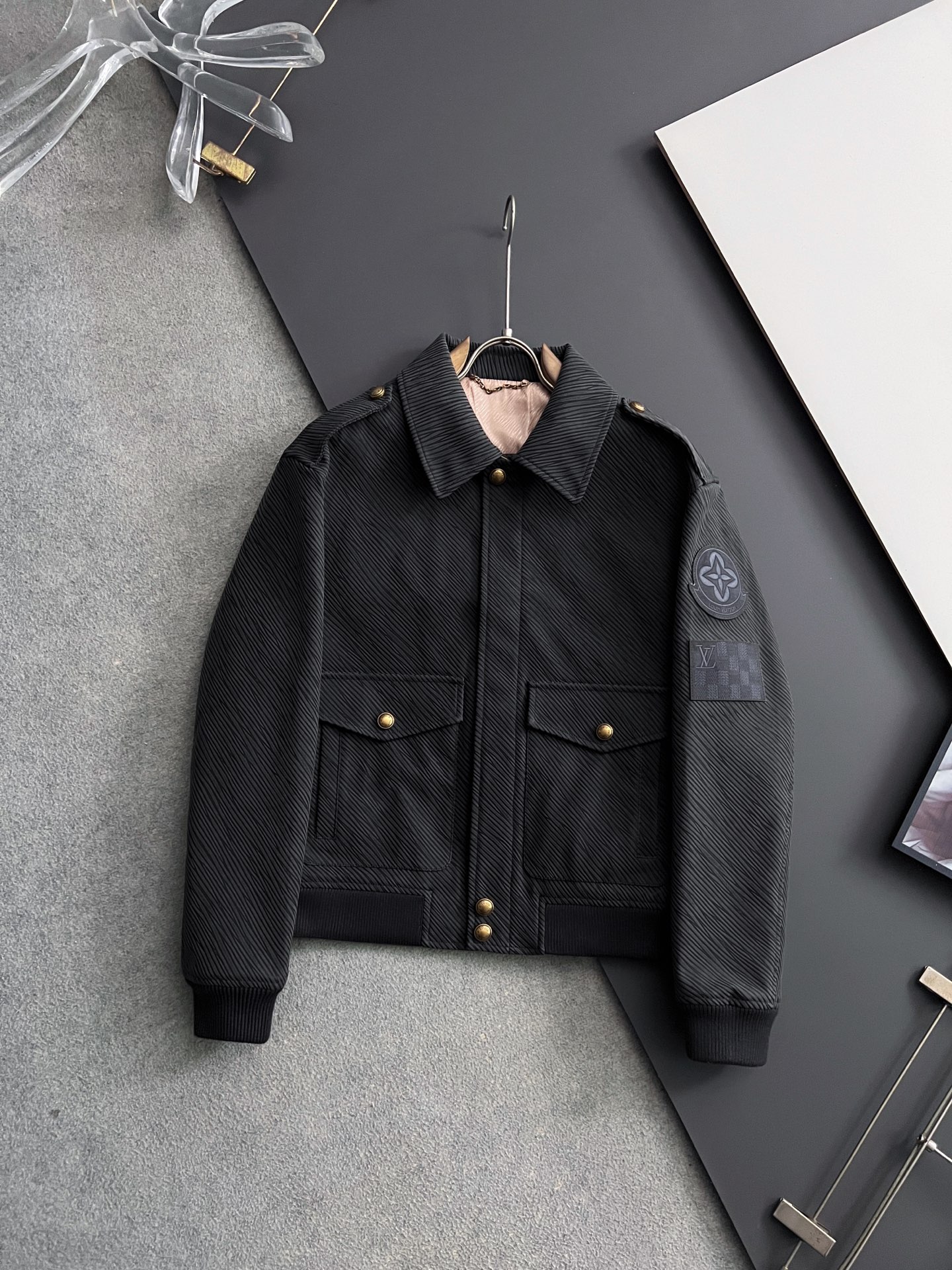 NO:538175,The same model on the 1V official website, complete with three specifications, and is released in advance!  2025ss autumn and winter new men's jacket, original single three-standard full high-end version!  Customized fabrics for counters are breathable and comfortable, with impeccable details, and the brand element design concept reflects high quality. The feel is delicate and soft!  It is casually cut, with a great upper body style!  Code number M~3XL,,jackets & coats,jackets & coats,alexander wang198609091V官网同款,三标齐全,提前发售！2025ss秋冬新款男士夹克外套,原单三标齐全高端版本！专柜定制面料 透气舒适度高,细节无可挑剔,品牌元素设计理念,体现高品质.手感细腻柔软！呈现休闲裁剪,上身版型超赞！码数M～3XL,,jackets & coats,jackets & coats,alexander wang,Men's clothing