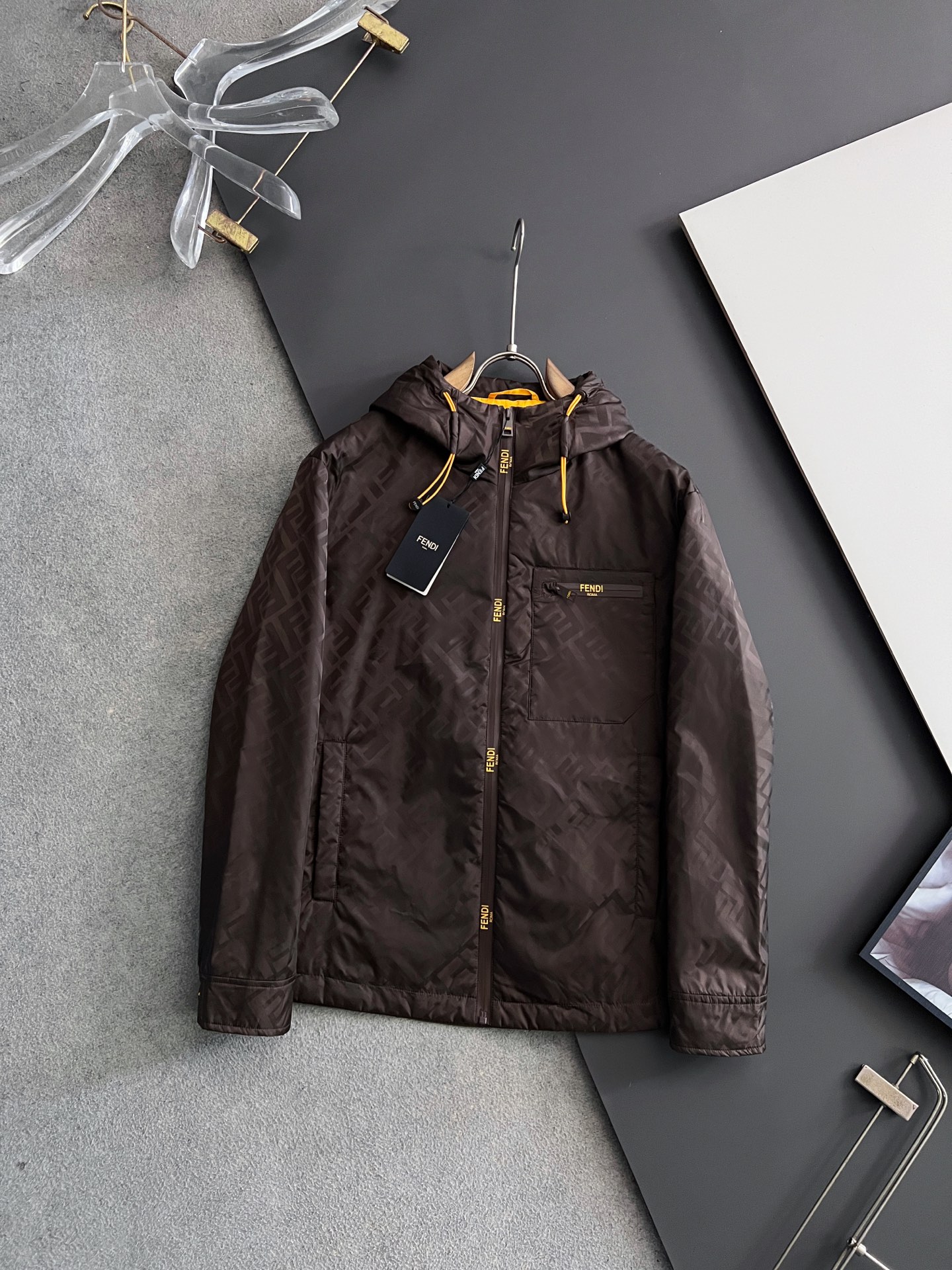 NO:550700,Fend* 2025 new autumn and winter presbyopic thin cotton jacket. Original 1:1 customized hardware accessories, all imported and original customization. Welcome to compare at the counter. Super soft, super heavy fabric, perfect workmanship. Pay attention to the fabric and super comfortable. Exclusive model. Non-market goods. Same size for men and women, M-3XL, fendi, jackets & coats, alexander wang19860909Fend* 2025秋冬新款老花薄棉夹克 原版1:1订制五金配件全进口原版定制 欢迎专柜对比 超柔软 超级重面料做工杠杠的版型完美 注意面料超舒服 独家款 非市场货 男女同款尺码M-3XL,,fendi,jackets & coats,alexander wang,Men's clothing