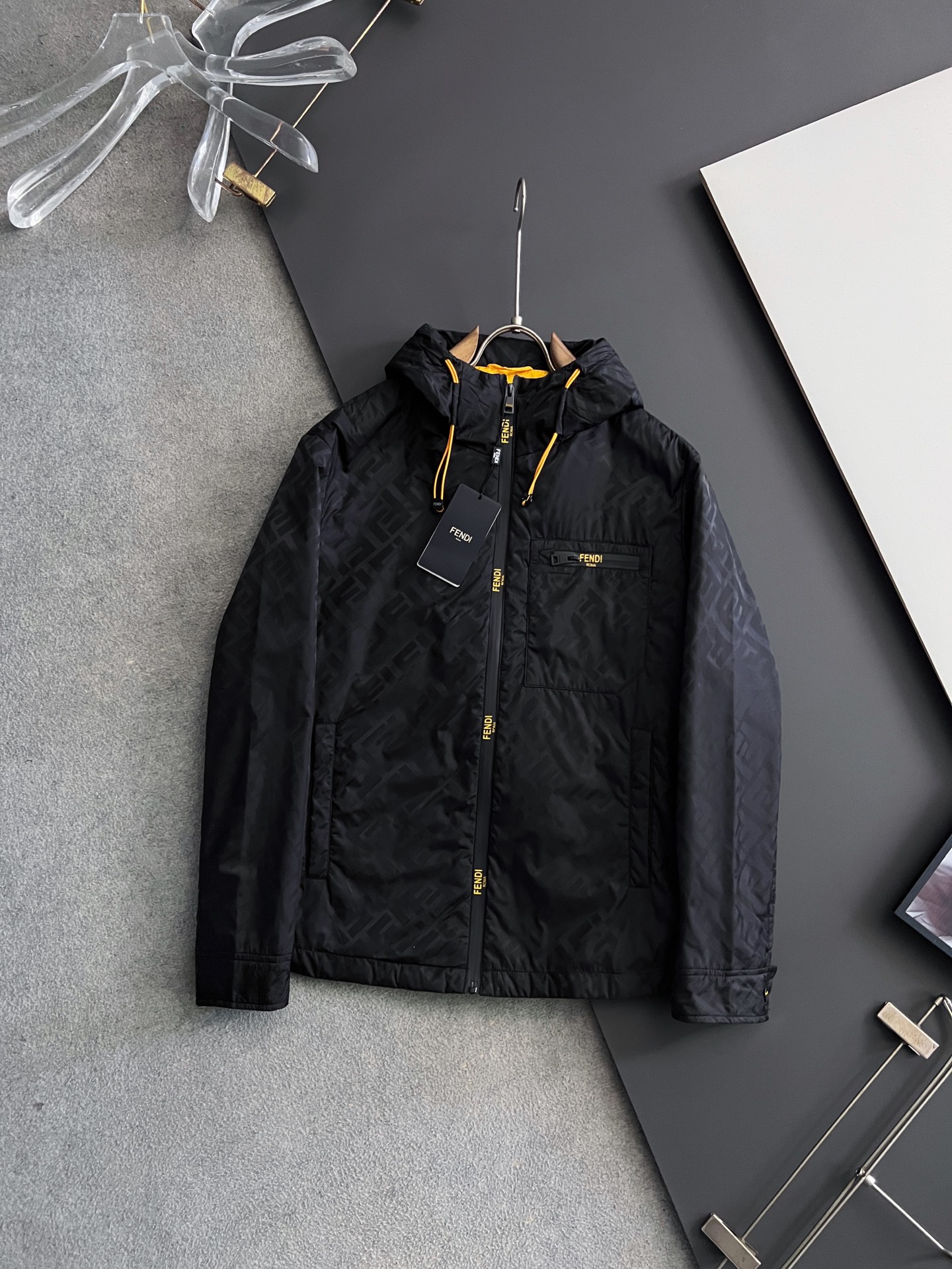 NO:550697,Fend* 2025 autumn and winter new old-fashion thin cotton jacket Original 1:1 custom hardware accessories are fully imported and customized. Welcome to counter comparison. Super soft Super heavy fabric has a perfect fit. Pay attention to the super comfortable fabric. Exclusive model. Non-market goods. Same size for men and women. M-3XL, fendi, jackets & coats, alexander wang19860909Fend* 2025秋冬新款老花薄棉夹克 原版1:1订制五金配件全进口原版定制 欢迎专柜对比 超柔软 超级重面料做工杠杠的版型完美 注意面料超舒服 独家款 非市场货 男女同款尺码M-3XL,,fendi,jackets & coats,alexander wang,Men's clothing