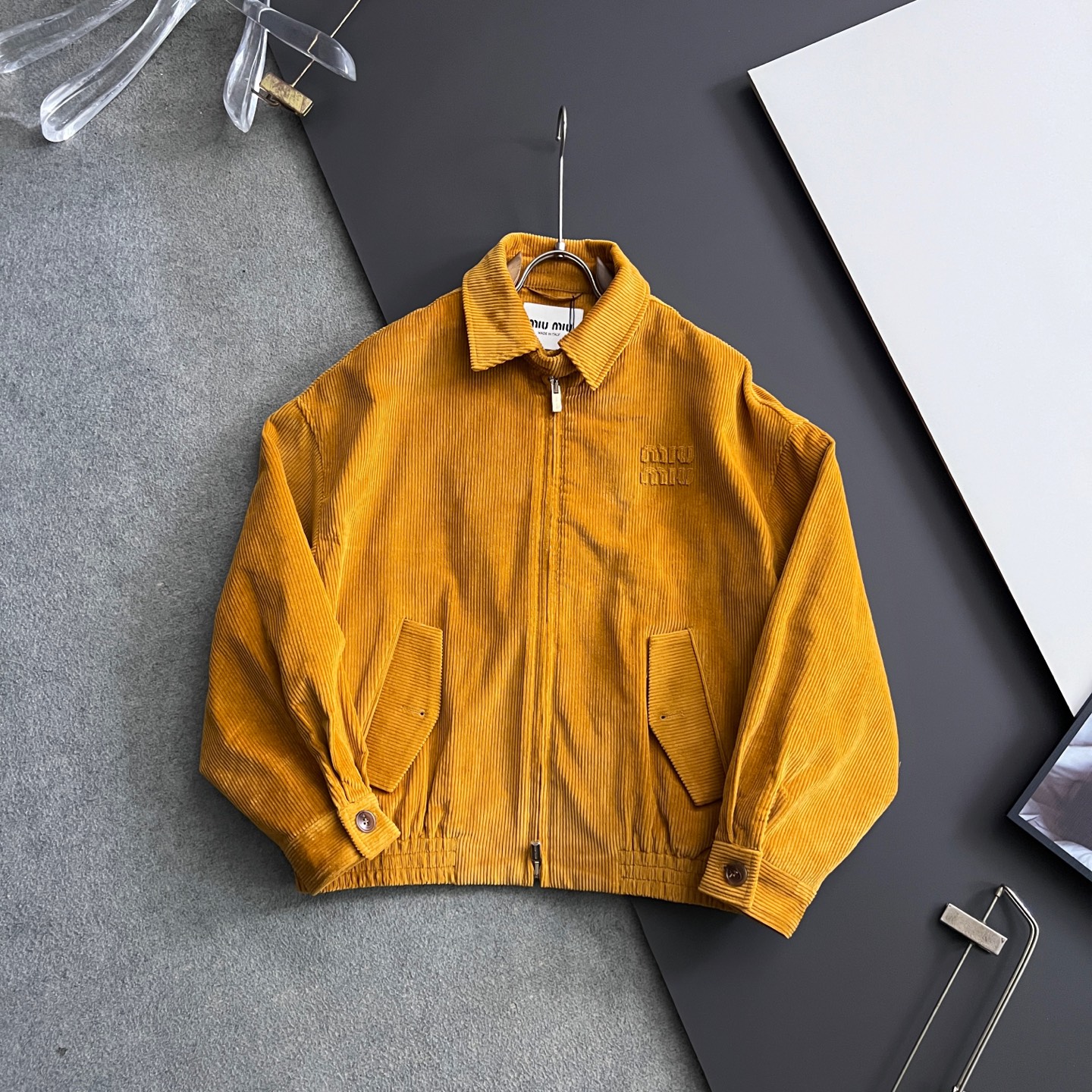 NO:538580,) MIU's new vertical striped lapel corduroy jacket for early autumn 2025, with its unique detailed design and noble texture, has become one of the most anticipated items this season. The jacket uses high-quality corduroy fabric, with a delicate vertical stripe texture, exudes a low-key and luxurious luster in the interweaving of light and shadow. The classic lapel design has simple and smooth lines, perfectly modifying the neck lines. The neckline, cuffs and hem are all customized rib spliced, which not only increases the durability of the clothes, but also highlights exquisite craftsmanship in the details.  The oblique pockets on both sides of the body are practical and beautiful. The edges of the pockets are treated with hidden stitching, which is harmonious and unified with the overall style. The placket is equipped with custom metal zippers, which are smoothly zippered, and the brand logo of the zipper head is low-key to show quality. In terms of the style, the jacket adopts a slightly loose tailored tail, suitable for all body shapes. The same design for couples, letting couples add a warmth and tacit understanding in autumn. Whether it is daily outing or vacation trips, this jacket can easily control various occasions. Classic lapels, customized rib splicing, oblique pockets, metal zippers, every detail exudes a high-end texture. Loose tailoring is suitable for all body shapes, and the same style for couples, and go to the autumn appointment together.' Color: Caramel Size: S-2XL S: Bust 134 Length 62 Shoulder width 57 Sleeve length 50 M: Bust 138  Length 64 shoulder width 58 sleeve length 51 L: bust 142 length 66 shoulder width 59 sleeve length 52 XL: bust 146 length 68 shoulder width 60 sleeve length 53 XXL: bust 150 length 70 shoulder width 61 sleeve length 54,,miumiu,jackets & coats,alexander wang19860909）MIU2025年早秋新品情侣同款竖条纹翻领灯芯绒外套,以其独特的细节设计和高贵的质感,成为本季最值得期待的单品之一.外套采用高品质灯芯绒面料,表面细腻的竖条纹肌理,在光影交错中散发低调奢华的光泽.经典的翻领设计,线条简洁流畅,完美修饰颈部线条.领口、袖口及下摆均采用定制罗纹拼接,既增加了衣物的耐用性,又在细节处凸显精湛工艺. 衣身两侧的斜插口袋设计,实用且美观.口袋边缘采用隐藏式缝线处理,与整体风格和谐统一.门襟处配备定制金属拉链,拉合顺畅,且拉链头的品牌标识低调彰显品质.在版型上,外套采用略微宽松的剪裁,适合各种身材穿着.情侣同款设计,让爱侣们在秋日中增添一份温馨与默契.无论是日常出街还是度假旅行,这款外套都能轻松驾驭各种场合.经典翻领,定制罗纹拼接,斜插口袋,金属拉链,每一个细节都散发着高级质感.宽松剪裁,适合各种身材,情侣同款,共赴秋日之约.” 颜色:焦糖色 尺寸:S-2XL S: 胸围134 衣长62 肩宽57 袖长50  M: 胸围138 衣长64 肩宽58 袖长51  L: 胸围142 衣长66 肩宽59 袖长52  XL: 胸围146 衣长68 肩宽60 袖长53  XXL: 胸围150 衣长70 肩宽61 袖长54,,miumiu,jackets & coats,alexander wang,Men's clothing