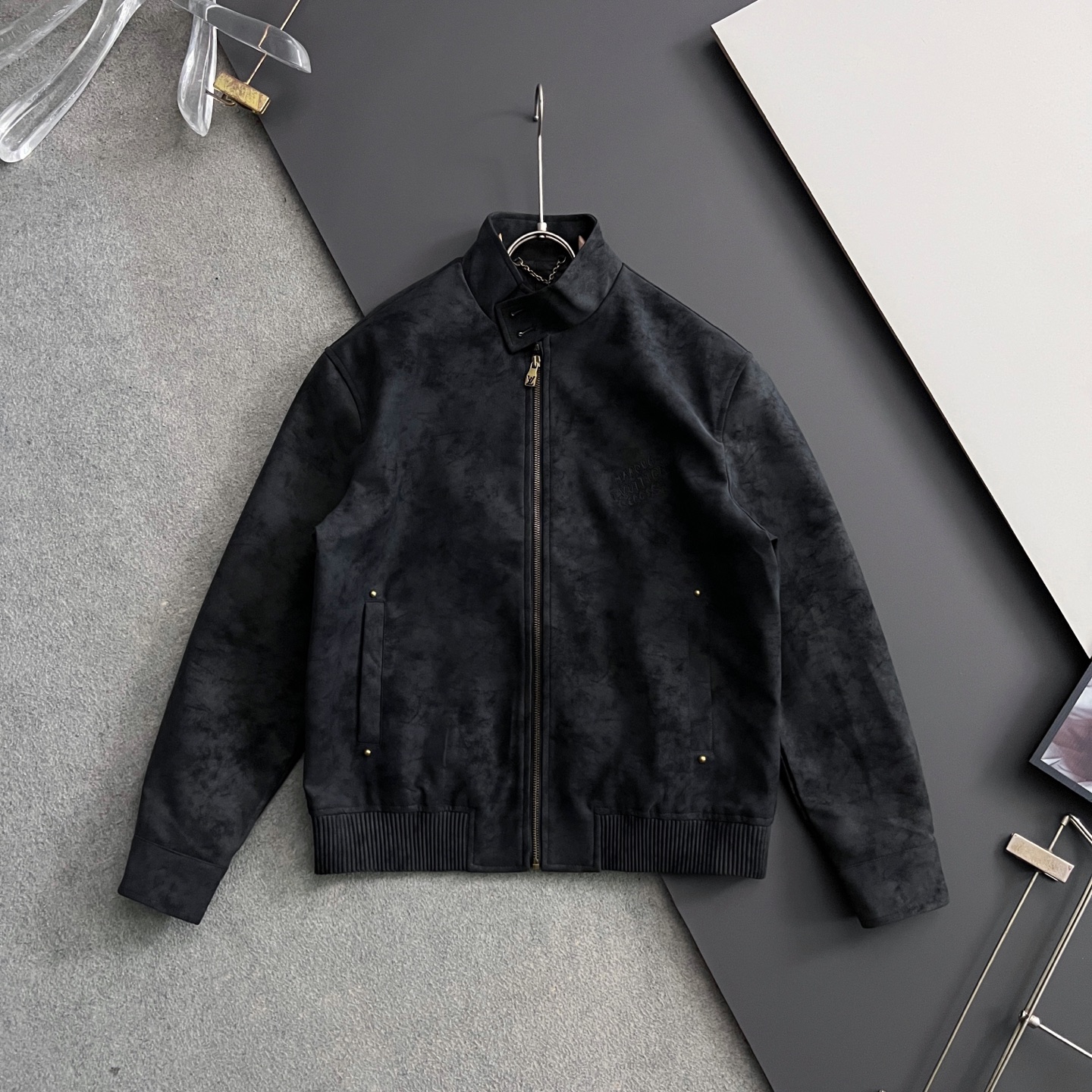 NO:538583,) 1V2025SS early autumn new suede occupation jacket, classic letter leather jacket for men!  Trading companies have sparse channels and are on sale on the leading official website!  Men's high-end urban style lapel jacket. Platinum-grade tasting something!  Smooth and delicate suede fabric, lined with dark patterns, jacquard letter logo, a wonderful item with an excellent temperament!  When I encounter such an excellent product, I am willing to call it the strongest!  The style of this shirt jacket is very distinctive and unique, with lettering details, engraved metal snap buckles, and the lining is designed with dark-patterned jacquard letter patterns, highlighting the fashionable atmosphere, emphasizing the classic soul texture, highlighting the beauty of luxury and fashion!  This style really has a natural high street beauty, which meets all your outfit needs and allows you to look down on the whole world with trends!  The smooth and delicate suede fabric is crisp and comfortable, with a soft texture. The simple lines and contours are easy to wear to create a decent and elegant texture. The suede texture has a retro feel and a strong autumn and winter atmosphere. The rich but not ostentatious easily shows the affinity and high-end sense of the clothing!  It has a heavy texture, exquisite details, loose and stylish, full of silhouette and layering. It has excellent style and unparalleled upper body effect. It is destined to be an excellent styling item that goes out, with a great return rate!  Three colors enter!  Size: S-2XL,,jackets & coats,jackets & coats,leather jacket,chamois leather,alexander wang19860909）1V2025SS早秋新款麂皮绒占领夹克,男士经典字母皮衣夹克外套！贸易公司渠道稀出,领先官网发售！男士高端都市风尚翻领外套.白金级品鉴心水之物！顺滑细腻的麂皮绒面料,内衬暗纹提花字母标识,一款气质绝伦的妙曼单品！ 遇到一款如此的绝佳产物,我愿意称之其为最强！此款衬衣夹克的风格十分之鲜明独特,字母细节,刻字金属按扣开合,内衬采用暗纹提花字母图案设计,彰显时髦气息,着重强调经典的灵魂质感,凸显奢华时尚之美！此款真的有着浑然天成的高街美感,满足你的一切穿搭所需,让你用潮流俯视整个世界！ 顺滑细腻的麂皮绒面料,挺括舒适,质地柔软,简洁的线条廓形容易穿出得体优雅的质感,麂皮绒质地具有复古感和浓浓秋冬气息的颜色,浓郁却不张扬的轻松就展现出了服装的亲和力和高级感！重磅质感,细节精致感十足,宽松有范,廓形、层次感十足.版型绝佳,上身效果无与伦比,注定属于出街的优秀造型单品,回头率爆表！ 三色入！尺码:S-2XL,,jackets & coats,jackets & coats,leather jacket,chamois leather,alexander wang,Men's clothing