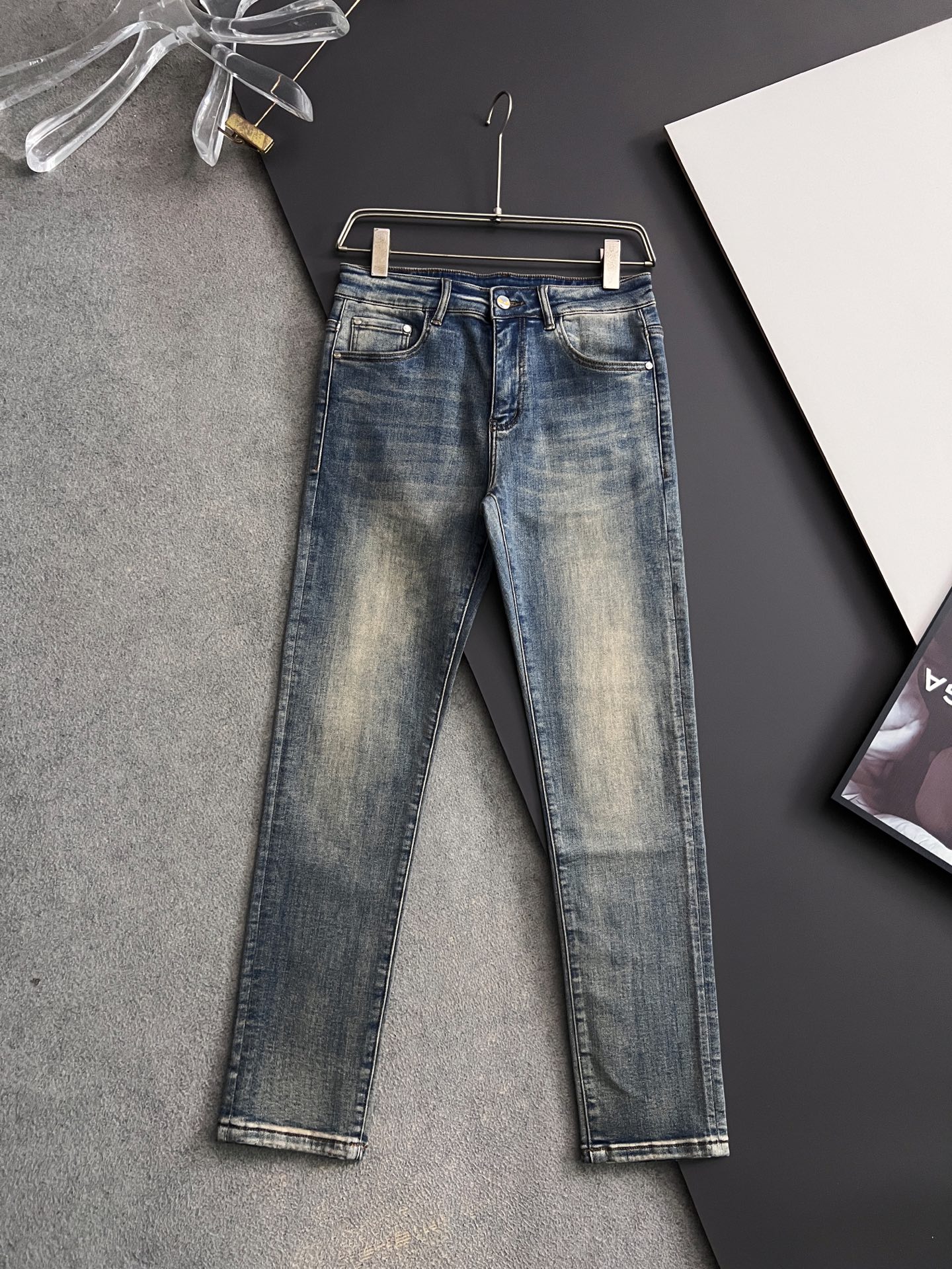 NO:538586,)Fend* The new season's hot-selling style is perfectly handled. Classic casual stretch jeans. Low-key luxury, customized leather cards + hardware accessories. The counter sells classic hot-selling products every year. It has been improved and never stopped being persistent in this style. The high-quality taste is highlighted. Classic business casual and easy to match. The decoration lines that make the whole pants more beautiful. Simple and elegant and fashionable. Micro-collapse trouser leg design. Make the pants fit the leg curves. Size 28-38,,fendi,jeans,alexander wang19860909）Fend* 新季爆款品质感处理完美 经典休闲弹力牛仔裤 低调奢华感、订制皮牌+五金配件 专柜年年热销经典爆款 一直改良从未停止对此款的执着 高品质品位的彰显 经典商务休闲时候都非常易于搭配 让整款裤子更美观的修饰线条 简约且优雅时尚 微收裤脚设计 让裤子穿着贴合腿部曲线 尺码28-38,,fendi,jeans,alexander wang,Men's clothing