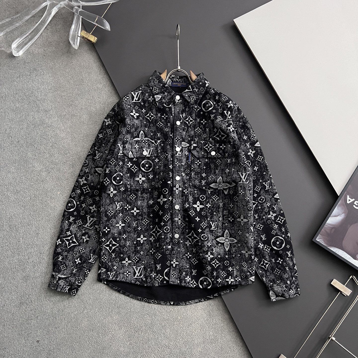 NO:538589,) 25 autumn presbyterian full-print letter logo made of old soft denim shirts, for men and women to wear. Customized cotton fabric, fixed-woven and dyed light blue gray yarn, front logo letter alignment, code number M-3XL, shirts, alexander wang19860909）25秋款老花满印字母logo做旧软料牛仔衬衫,男女可穿.定制全棉面料,定织定染浅蓝灰纱线,前幅logo字母对位对格,码数M-3XL,,shirts,alexander wang,Men's clothing