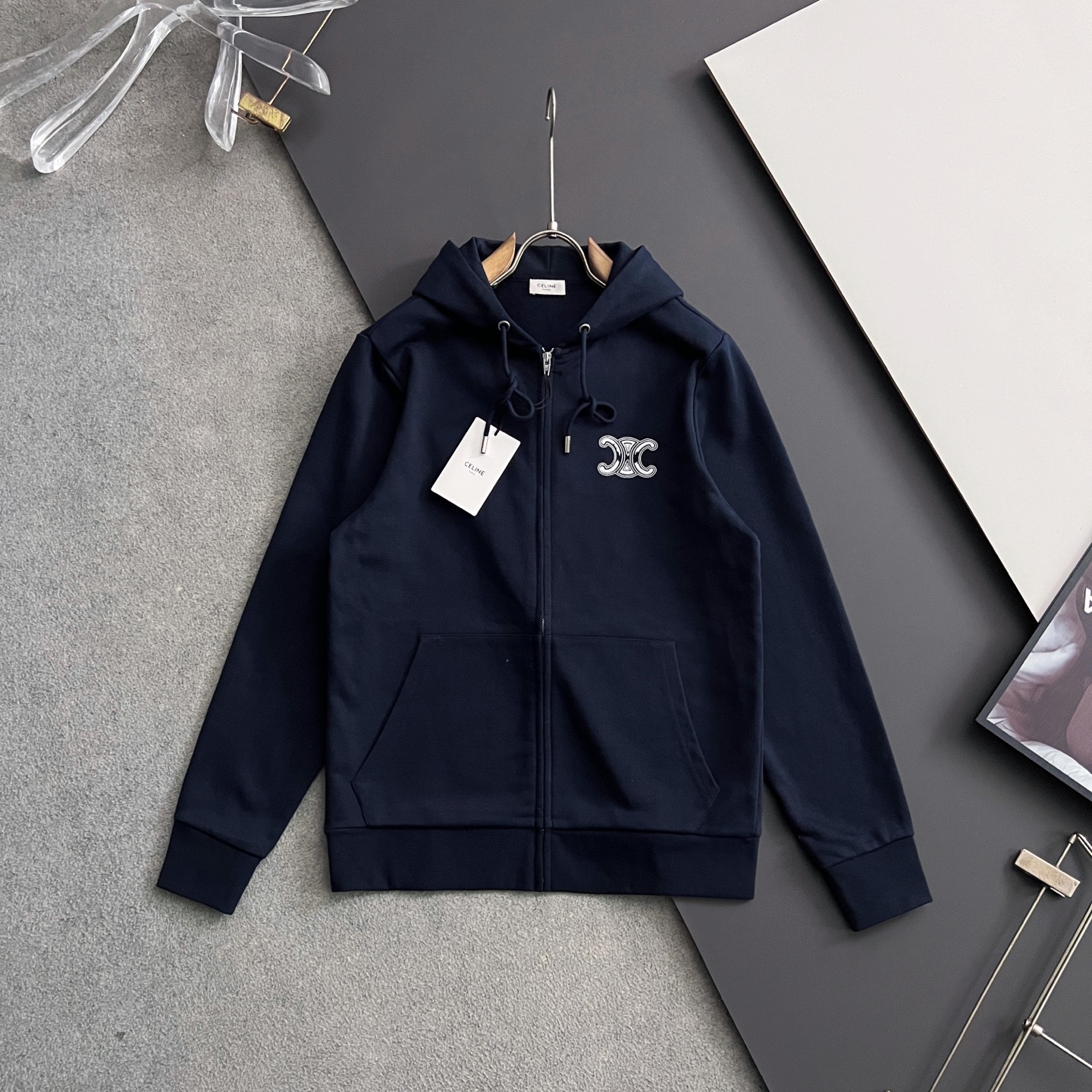 NO:538563,) Cel*25FW autumn zipper hooded sweatshirt jacket Exclusive fixed dyeing Zhongke Heavy Technology jersey knit fabric, differentiating market currency color school uniform style age-reducing atmosphere ~ relaxed youthful feeling, casual and loose style, mixing and matching higher than pressure, drawstring hooded collar, thread fixed woven fixed dyeing cuffs, perspective net inner lining, front opening and closing kangaroo pocket, front embroidery logo, all zippers, hardware, and hanging bells are all matched with quality xx number M-3XL flower kettle flower M bust 56 shoulder width 44 Clothes length 69 sleeve length 64 L bust 58 shoulder width 46 Clothes length 71 sleeve length 65 XL bust 60 shoulder width 48 Clothes length 73 sleeve length 66 2XL bust 62 shoulder width 50 Clothes length 75 sleeve length 67 3XL bust 64 shoulder width 52 Clothes length 77  Sleeve length 68, hoodie, sweatshirts, jackets & coats, hats, alexander wang19860909）Cel*25FW秋季拉链连帽卫衣外套 独家定染中克重科技平纹针织面料,区别市场通货颜色校服风减龄气息～松弛少年感,休闲宽松版型,混搭高于压力,抽绳连帽衣领,螺纹定织定染袖口,透视网内里,正面开合袋鼠口袋,正面饰以撞色刺绣标识,所有拉链、五金、吊钟全部对版品质xx 码数M-3XL 花纱角花 M胸围56 肩宽44 衣长69袖长64 L胸围58 肩宽46 衣长71袖长65 XL胸围60 肩宽48 衣长73袖长66 2XL胸围62 肩宽50 衣长75袖长67 3XL胸围64 肩宽52 衣长77 袖长68,,hoodie,sweatshirts,jackets & coats,hats,alexander wang,Men's clothing