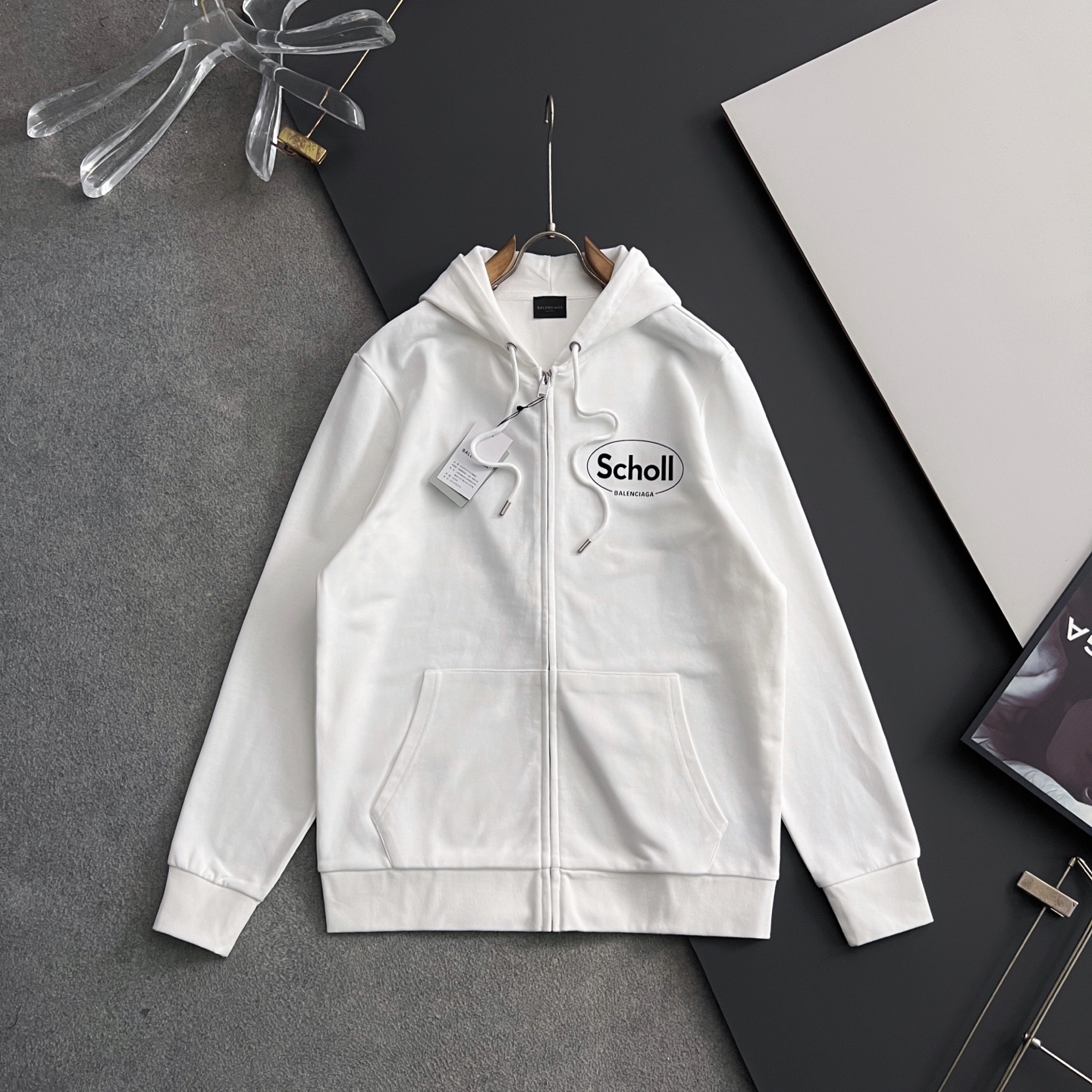 NO:538566,) Bal*25FW autumn zipper hooded sweatshirt jacket Exclusive fixed dyeing Zhongke Heavy Technology jersey knit fabric, differentiating market currency colors school uniform style age-reducing atmosphere ~ relaxed youthful feeling, casual and loose style, mixing and matching higher than pressure, drawstring hooded collar, thread fixed woven fixed dyeing cuffs, perspective net inner lining, front opening and closing kangaroo pocket, front embroidery logo, all zippers, hardware, and hanging bells are all matched with quality xx number M-3XL flower kettle flower M bust 56 shoulder width 44 Clothes length 69 sleeve length 64 L bust 58 shoulder width 46 Clothes length 71 sleeve length 65 XL bust 60 shoulder width 48 Clothes length 73 sleeve length 66 2XL bust 62 shoulder width 50 Clothes length 75 sleeve length 67 3XL bust 64 shoulder width 52 Clothes length 77  Sleeve length 68, hoodie, sweatshirts, jackets & coats, hats, alexander wang19860909）Bal*25FW秋季拉链连帽卫衣外套 独家定染中克重科技平纹针织面料,区别市场通货颜色校服风减龄气息～松弛少年感,休闲宽松版型,混搭高于压力,抽绳连帽衣领,螺纹定织定染袖口,透视网内里,正面开合袋鼠口袋,正面饰以撞色刺绣标识,所有拉链、五金、吊钟全部对版品质xx 码数M-3XL 花纱角花 M胸围56 肩宽44 衣长69袖长64 L胸围58 肩宽46 衣长71袖长65 XL胸围60 肩宽48 衣长73袖长66 2XL胸围62 肩宽50 衣长75袖长67 3XL胸围64 肩宽52 衣长77 袖长68,,hoodie,sweatshirts,jackets & coats,hats,alexander wang,Men's clothing